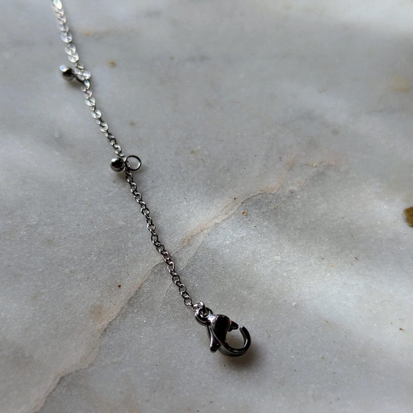 Bracelet de cheville en acier inoxydable avec petits pendentifs