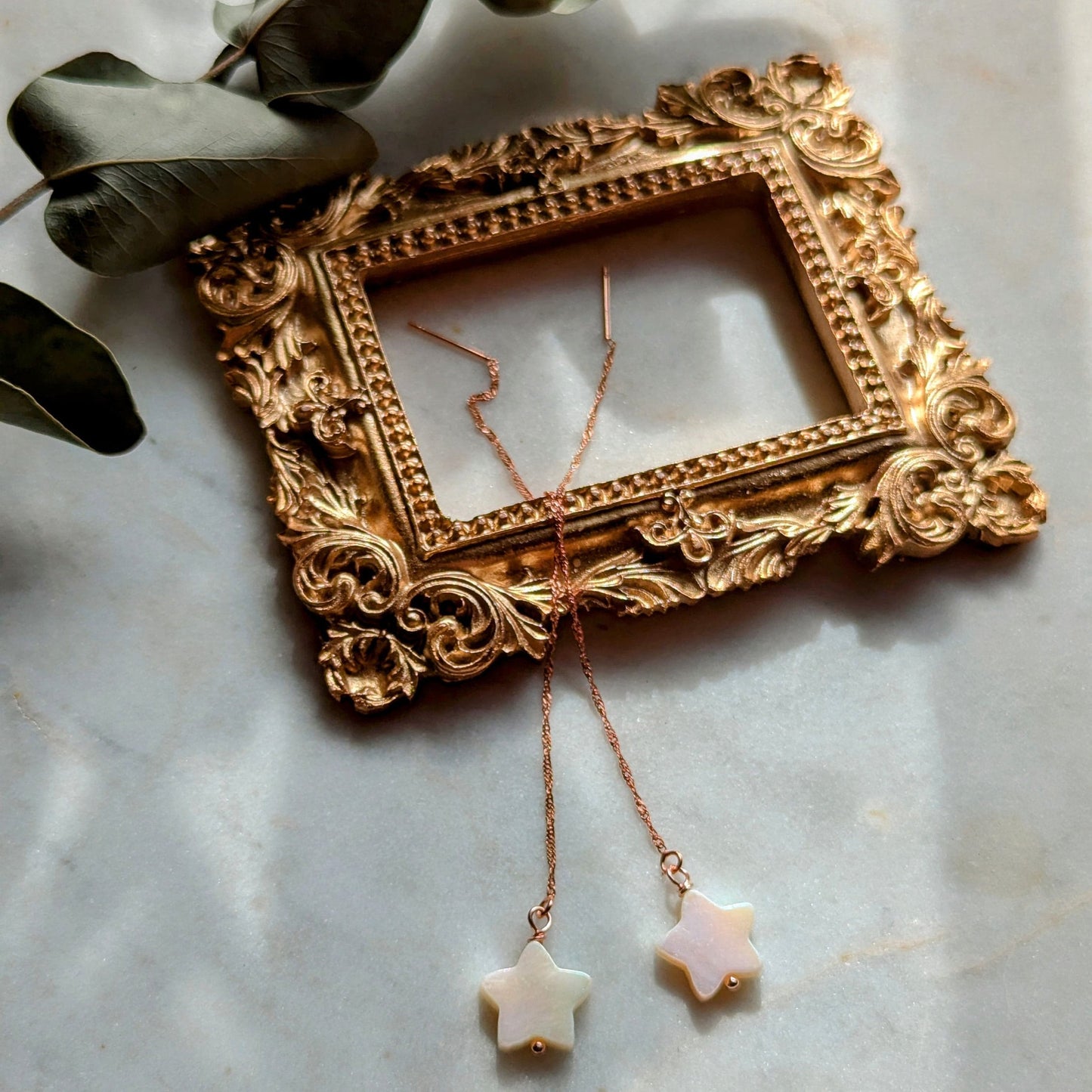Boucles d'oreilles en fil d'or rose avec étoiles en nacre