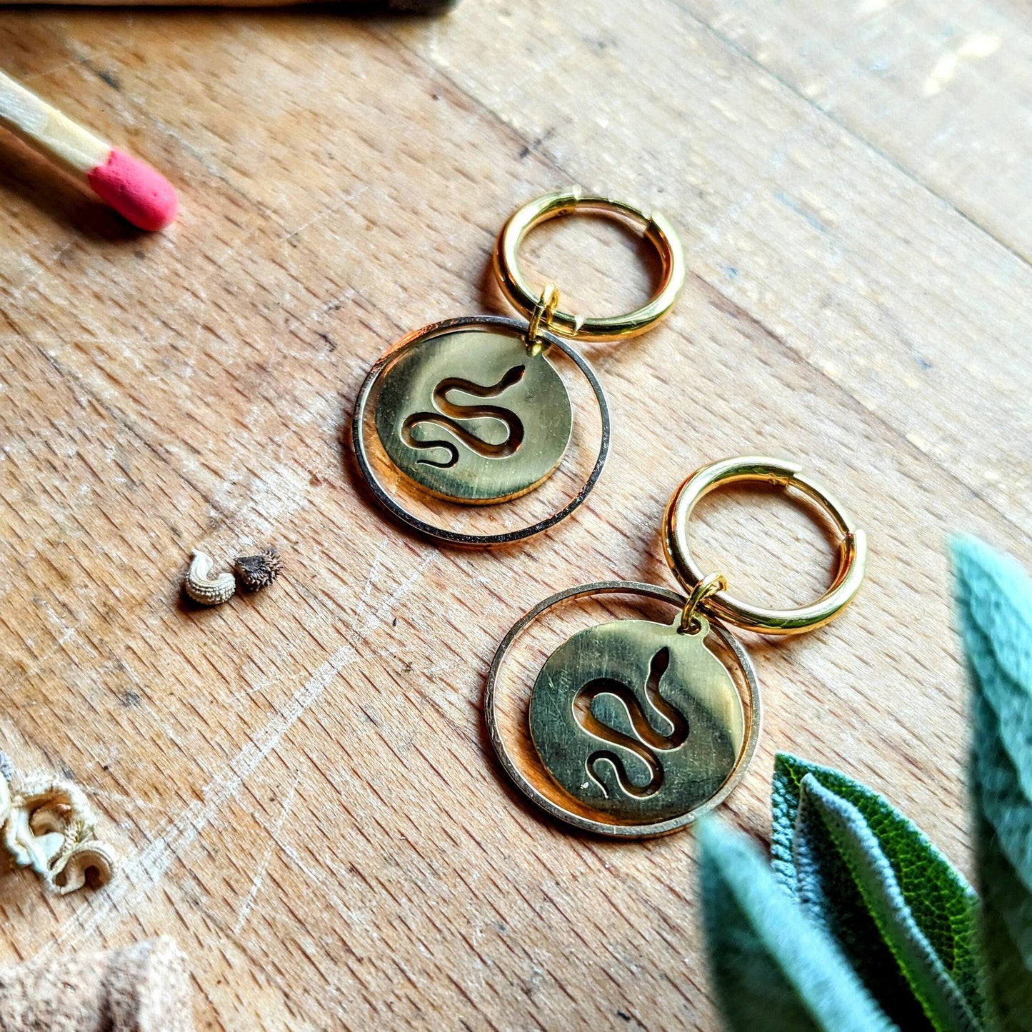 Boucles d'oreilles créoles avec pendentif serpent