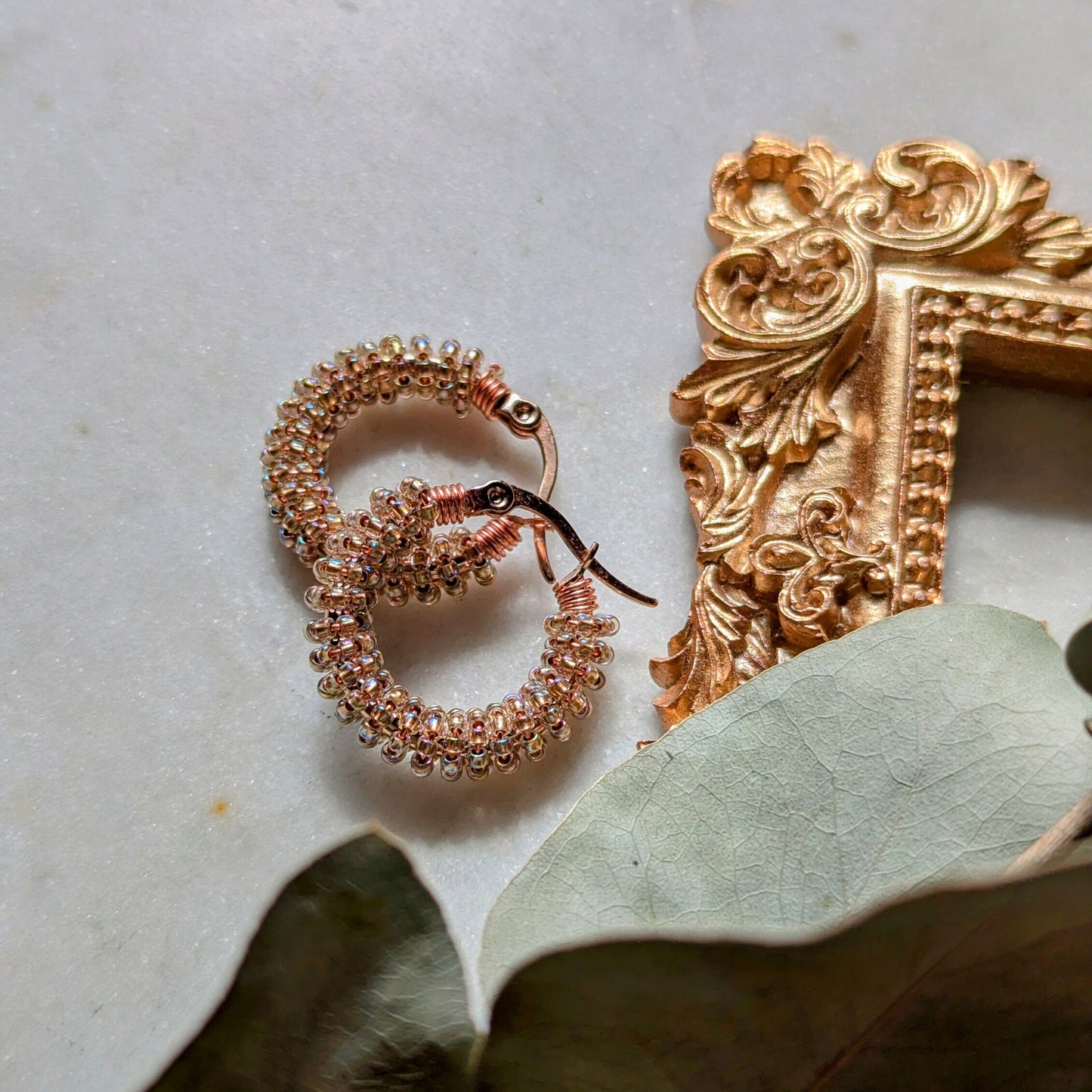 Color Wraps Creolen "Rosé Rainbow" – Roségold & Schillernde Rocailles