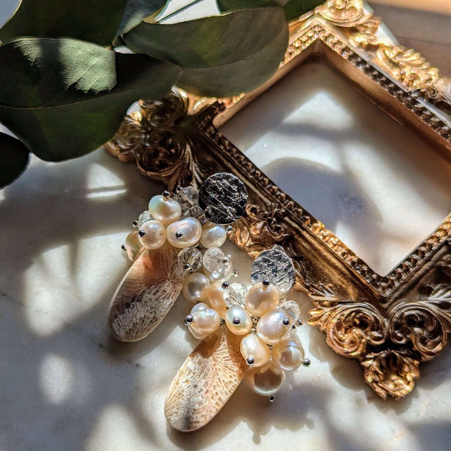 Boucles d'oreilles en grappe avec corail fossile et perles