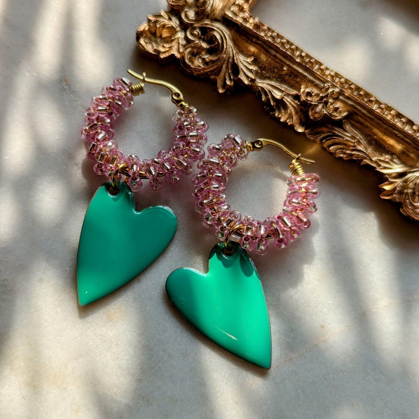 Color Wraps Creolen "Coracão" – Edelstahl mit Rosa Rocailles & Herz Anhänger