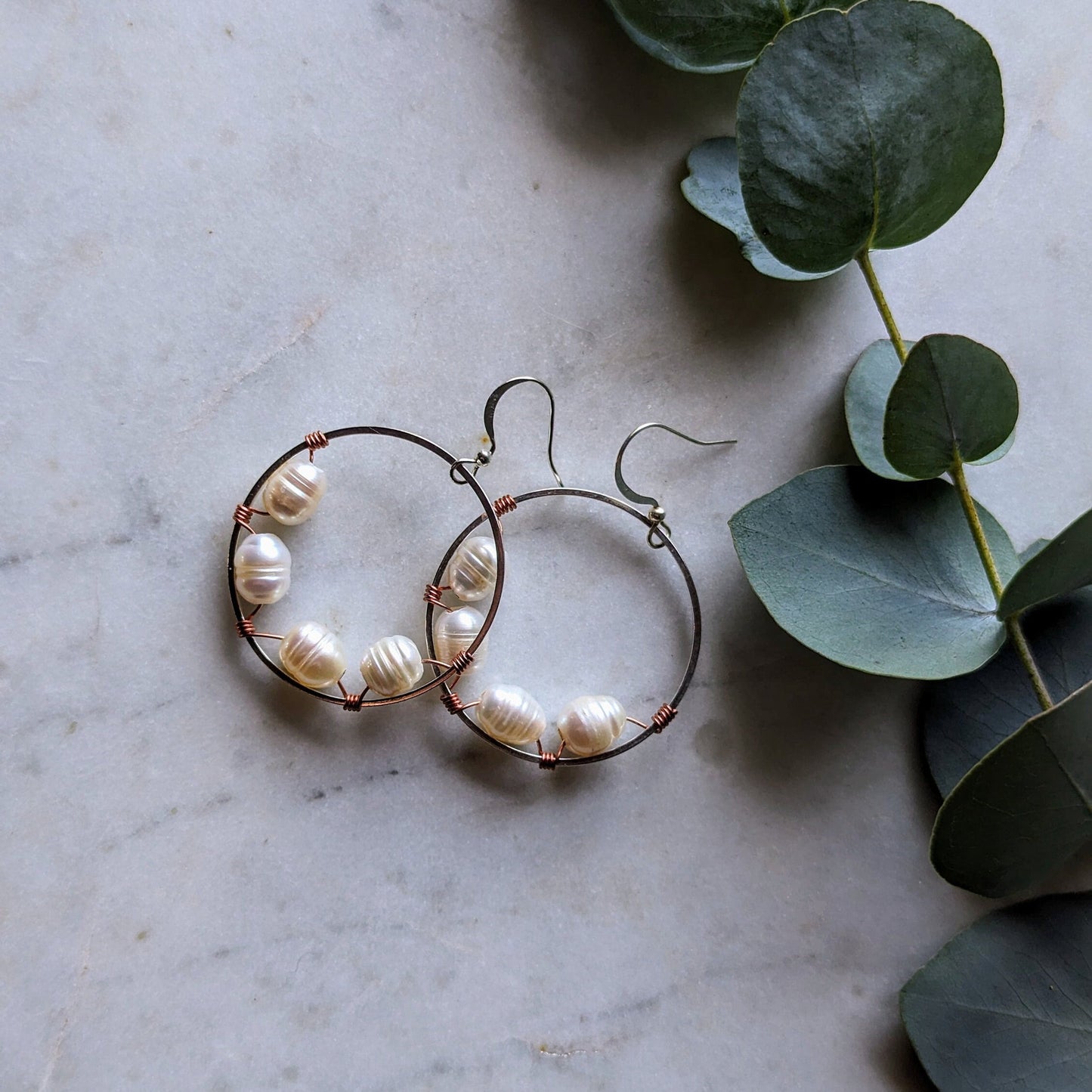 Wrapped pearl earrings with bi-metal detail