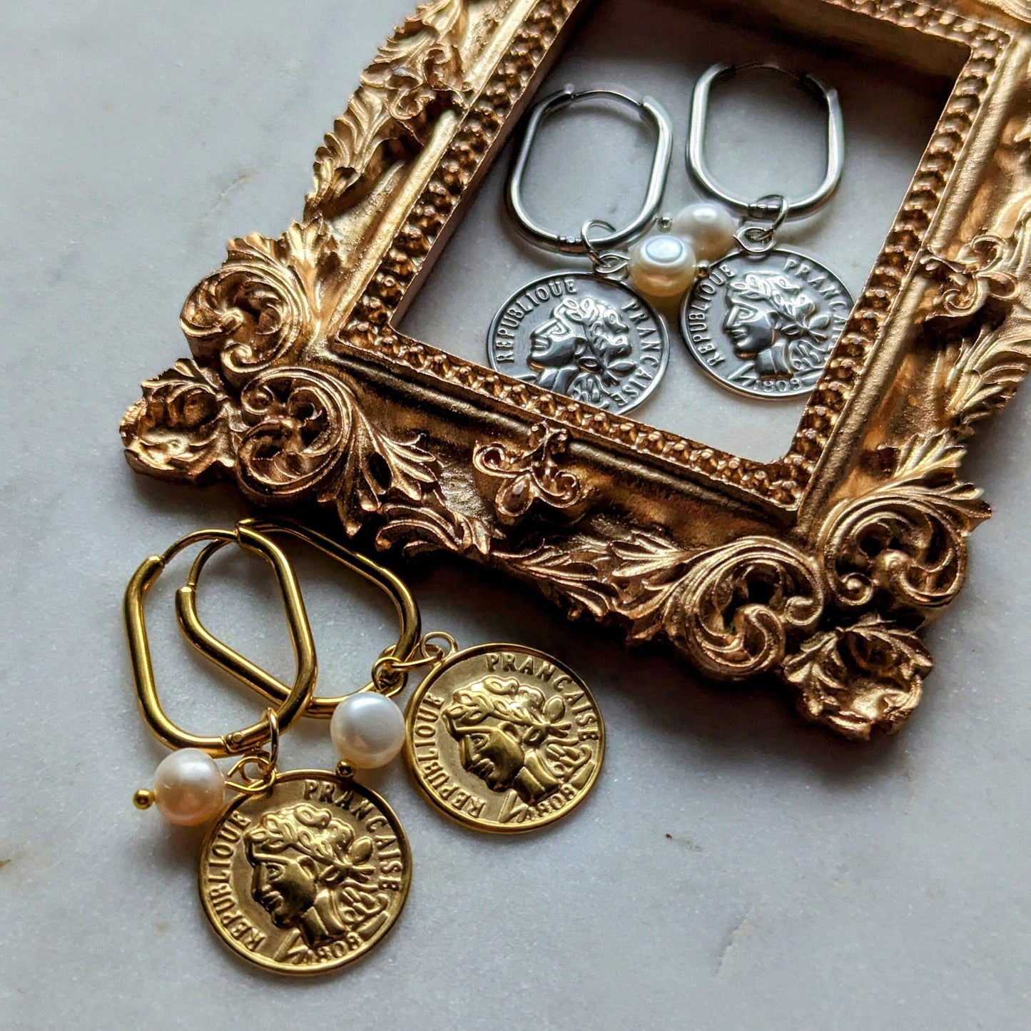 Boucles d'oreilles créoles ovales avec pièce de monnaie antique et perle d'eau douce