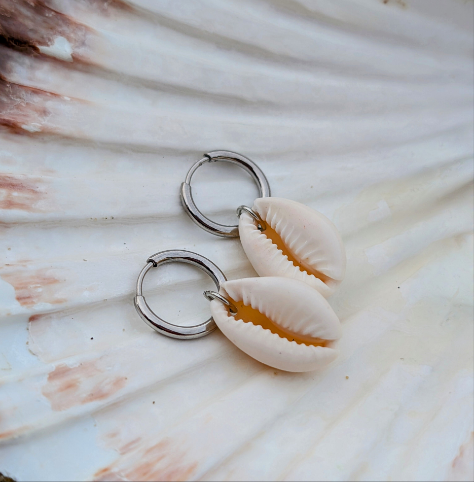 Boucles d'oreilles créoles en acier inoxydable avec coquillages cauris