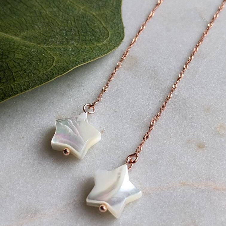 Boucles d'oreilles en fil d'or rose avec étoiles en nacre
