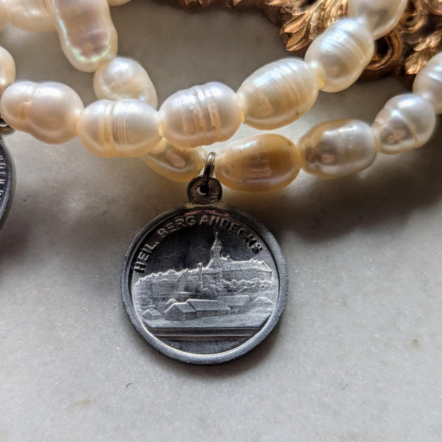 Freshwater pearl bracelet with medal of Saint Mary