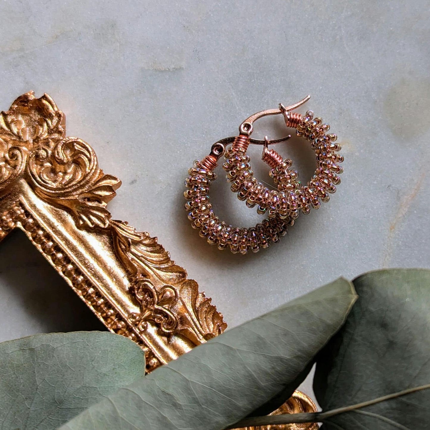 Color Wraps Creolen "Rosé Rainbow" – Roségold & Schillernde Rocailles