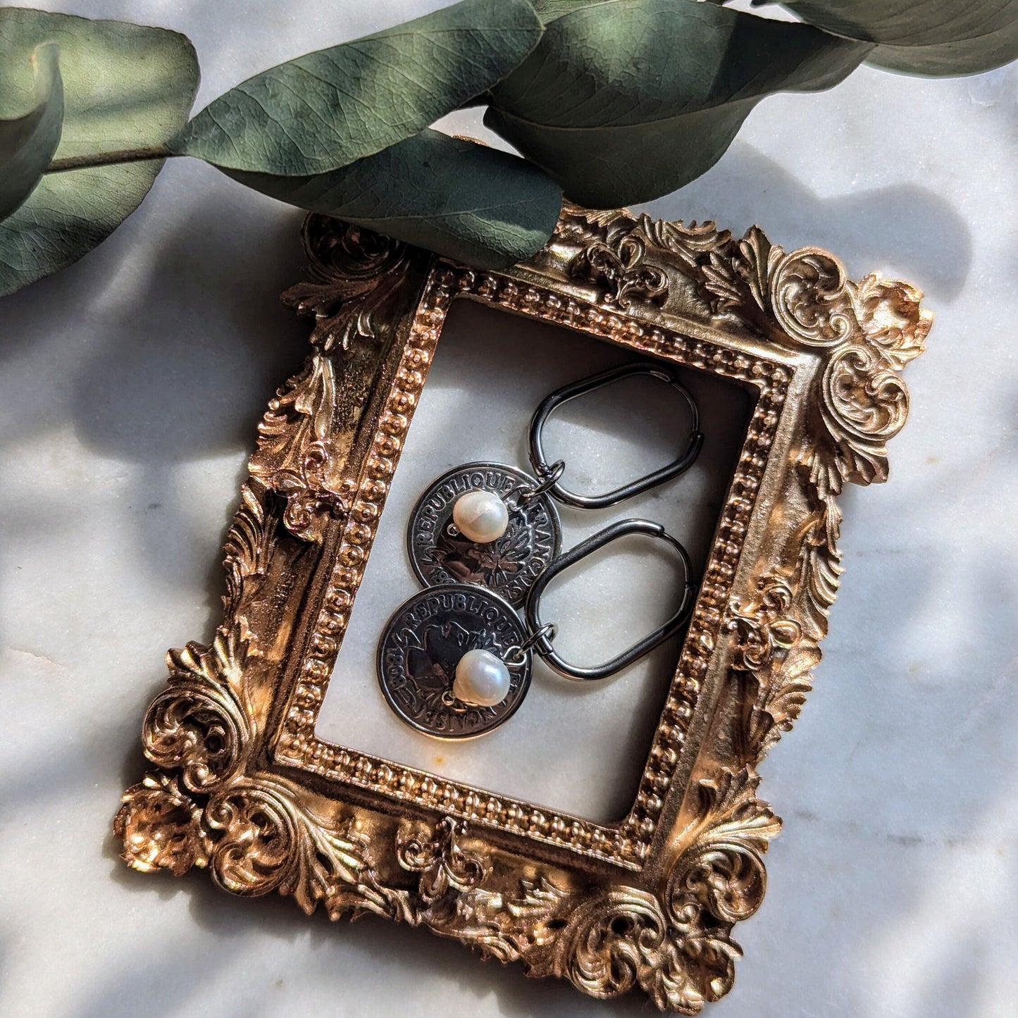 Boucles d'oreilles créoles ovales avec pièce de monnaie antique et perle d'eau douce