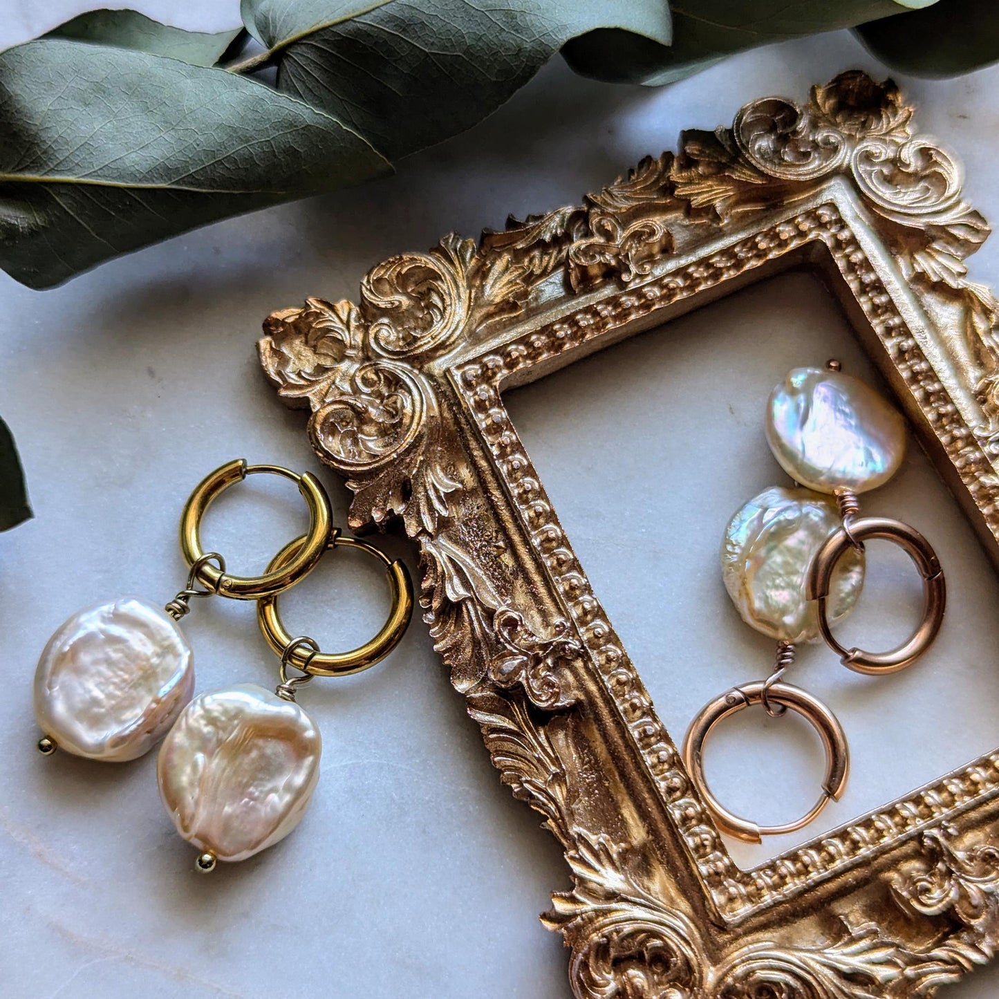 Boucles d'oreilles créoles avec perles baroques colorées