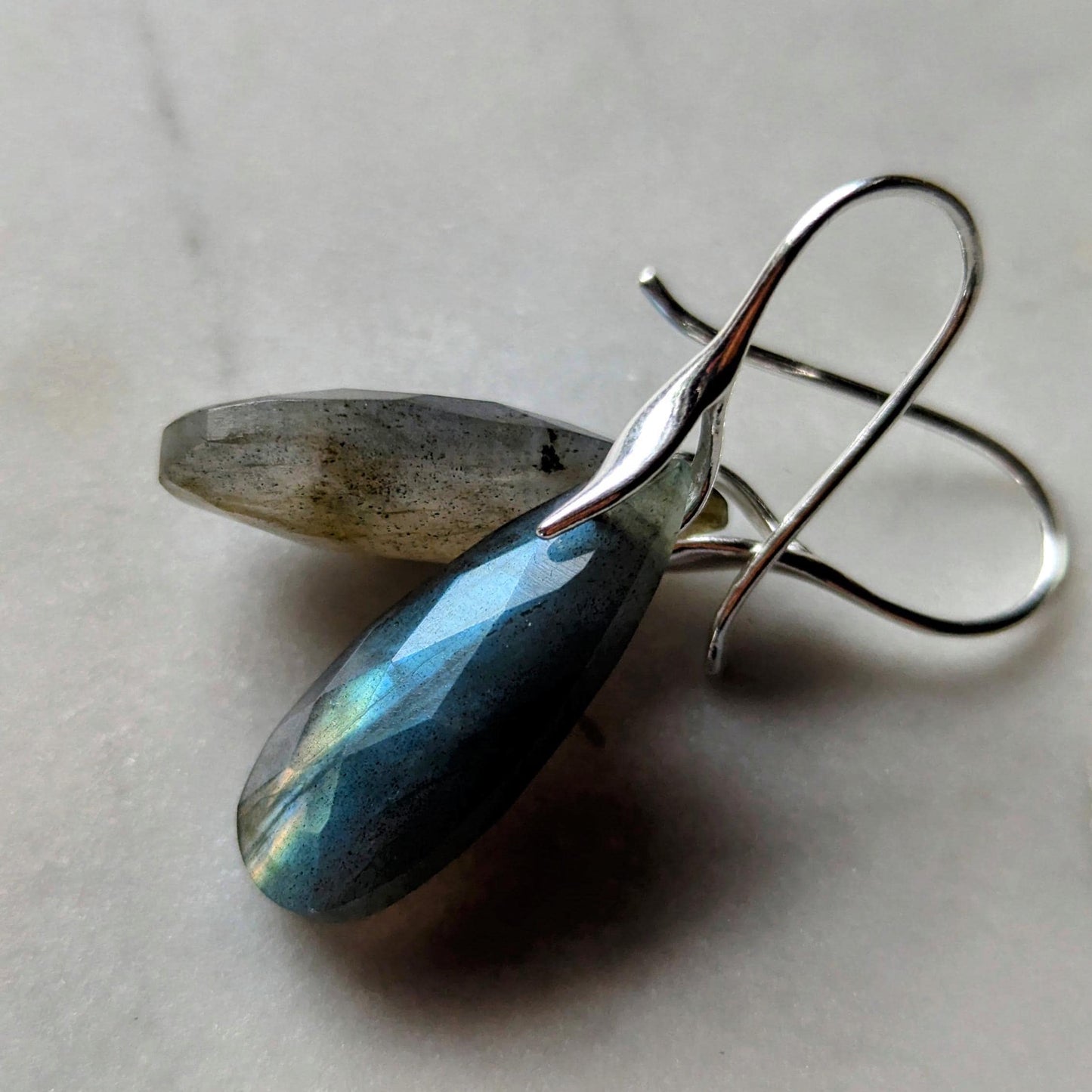 Boucles d'oreilles en labradorite vert-bleu avec crochets en argent 925