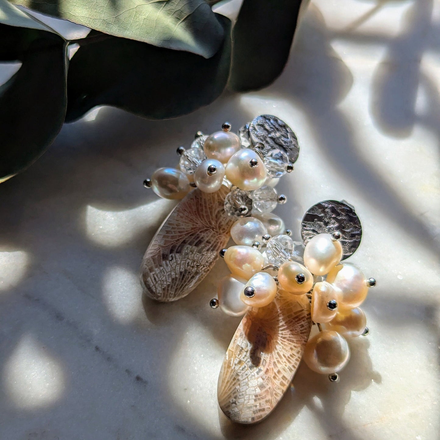 Boucles d'oreilles en grappe avec corail fossile et perles