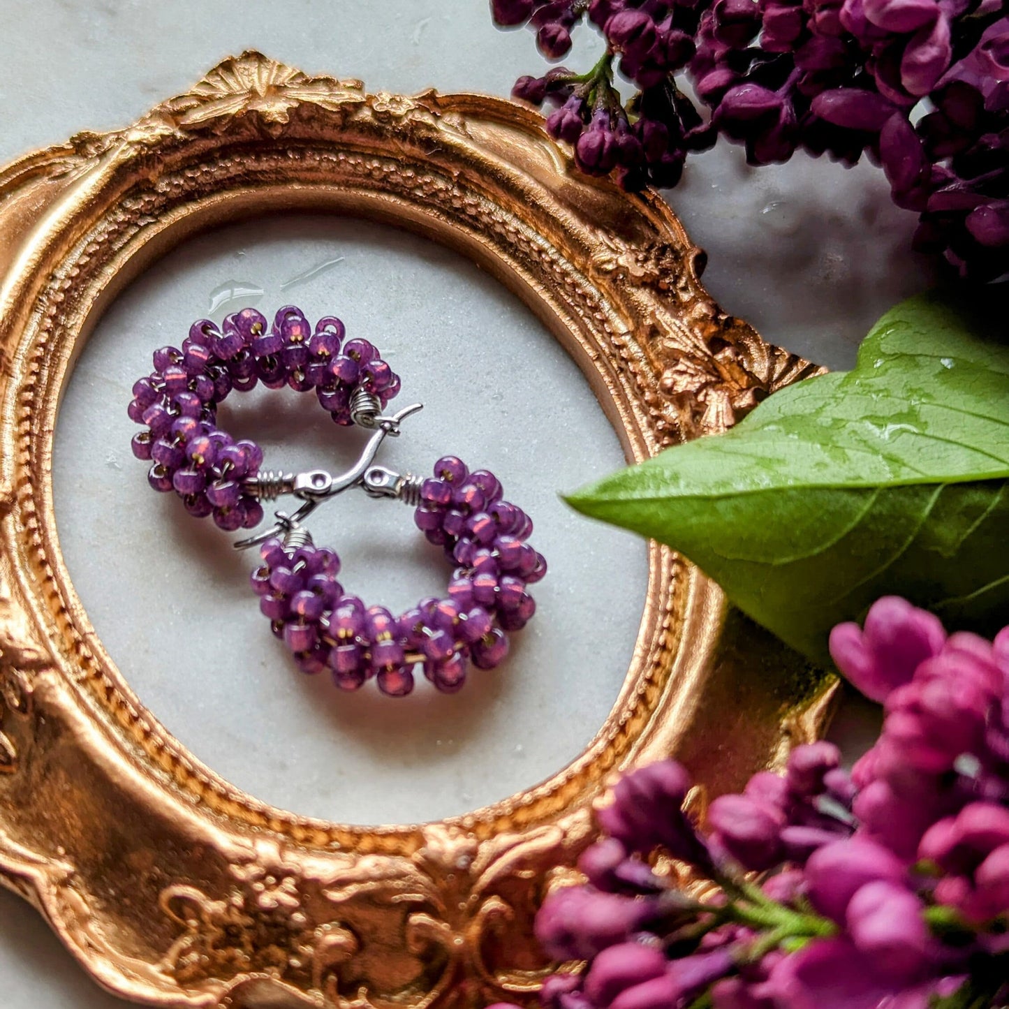 Color Wraps „Lilac Breeze“ – Edelstahl-Creolen mit fliederfarbenen Rocailles