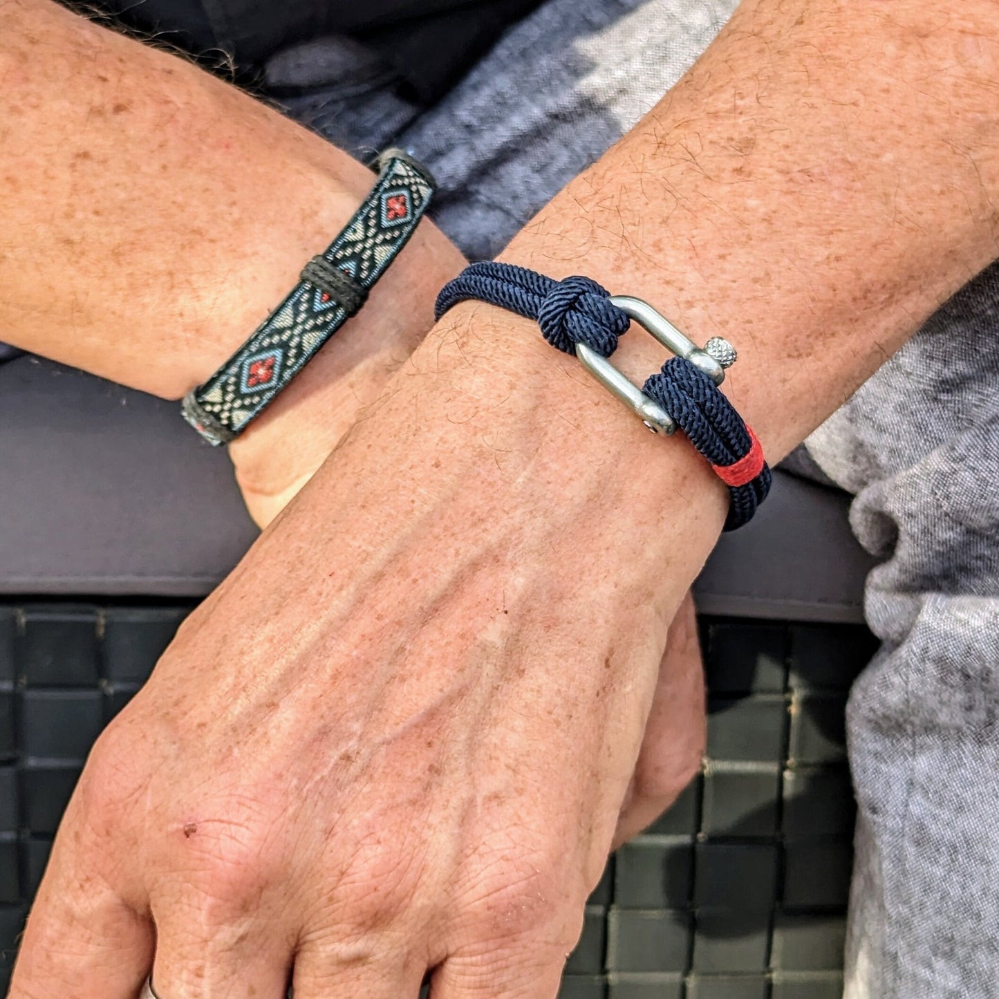Masculine rope bracelet with stainless steel shackle