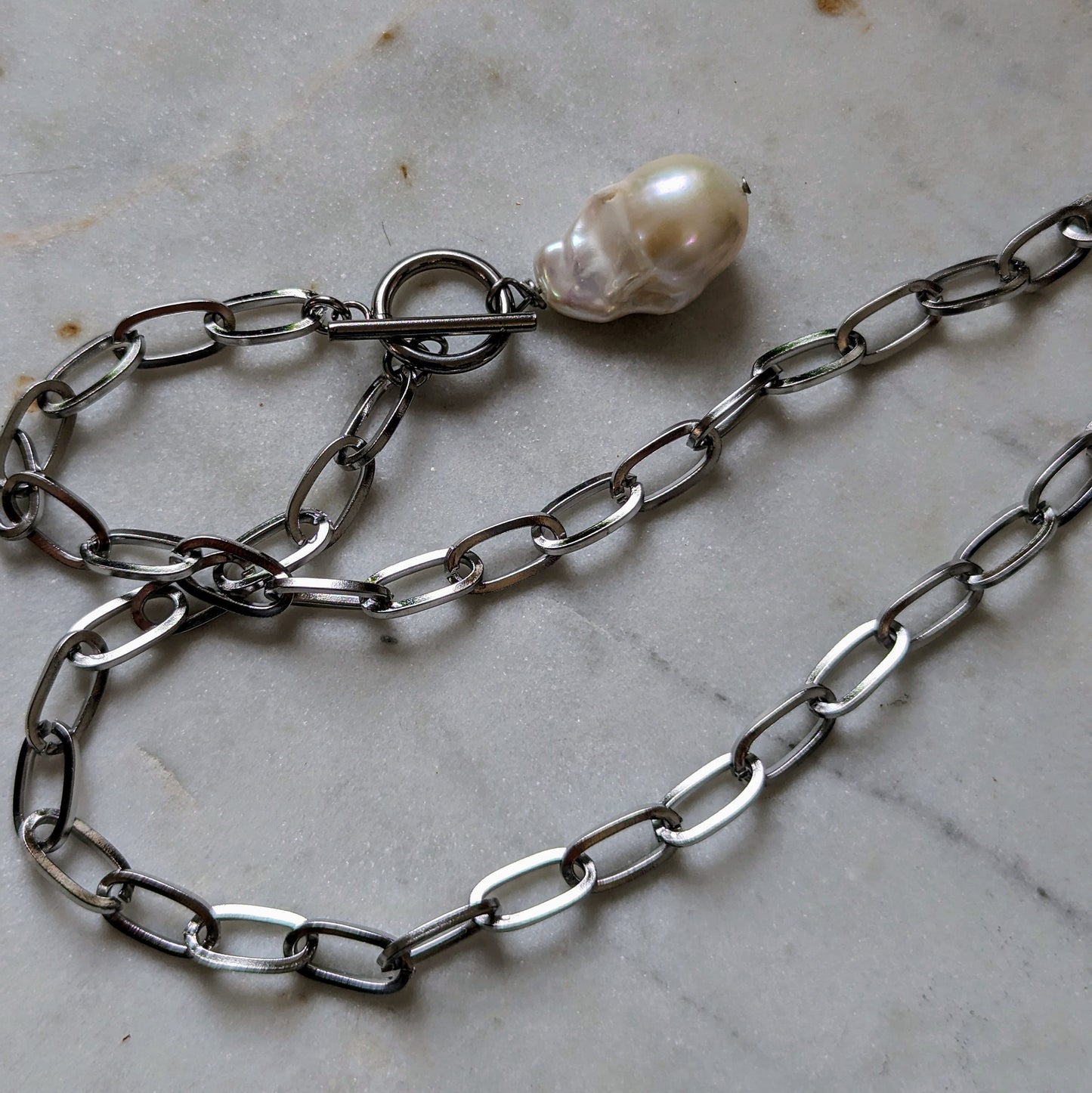 Ankerkette "Modern Pearl" – Edelstahl mit Barockperle & Knebelverschluss