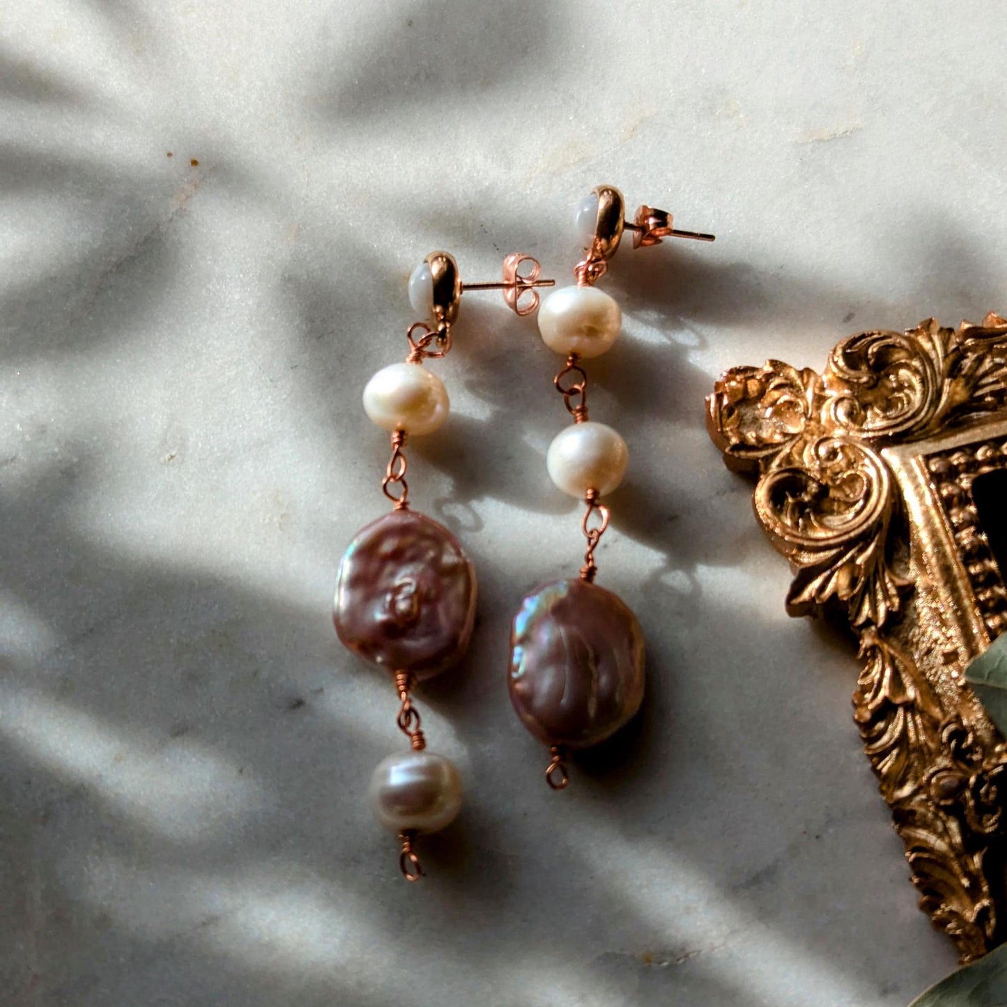 Boucles d'oreilles asymétriques avec diverses perles d'eau douce et nacre