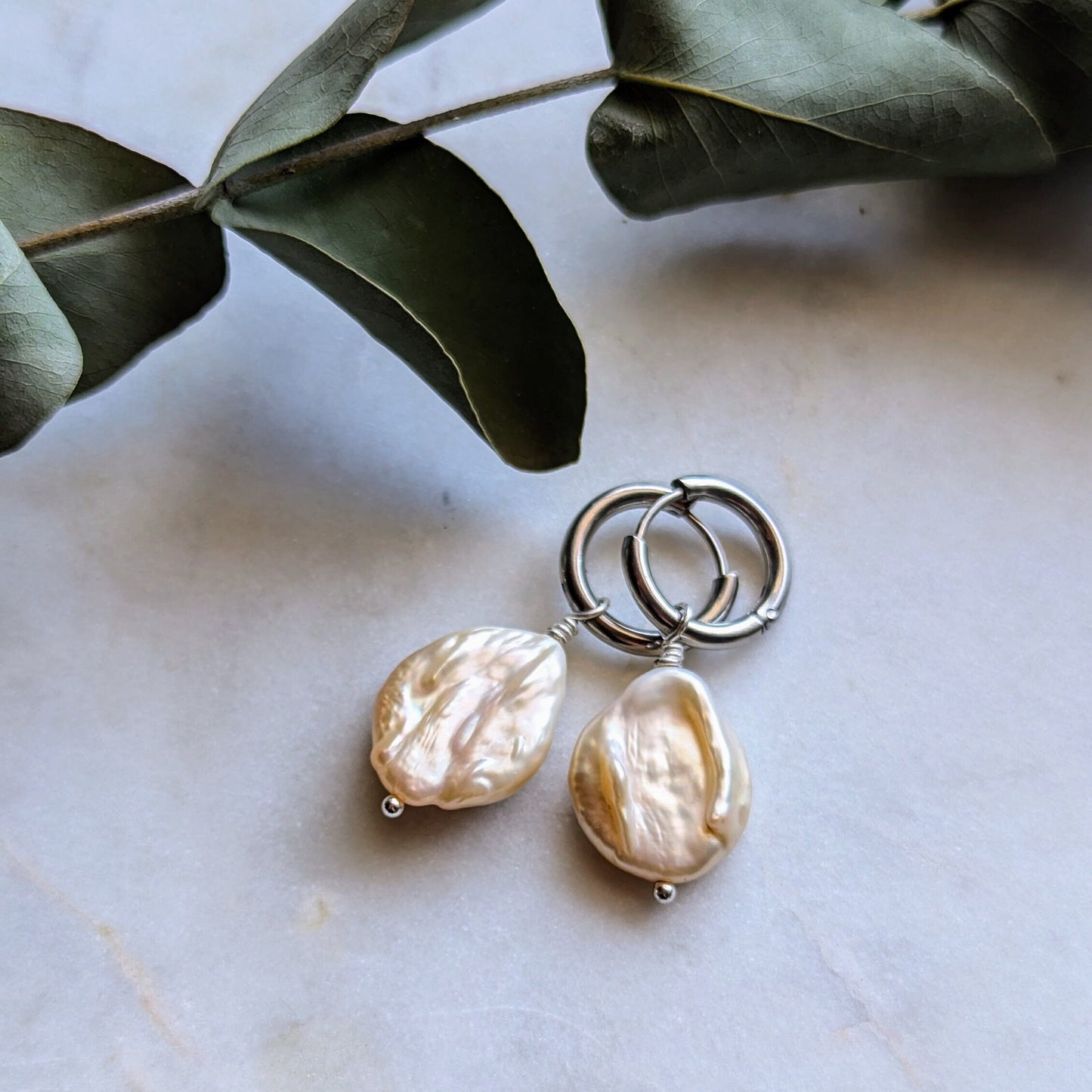 Boucles d'oreilles créoles avec perles baroques colorées