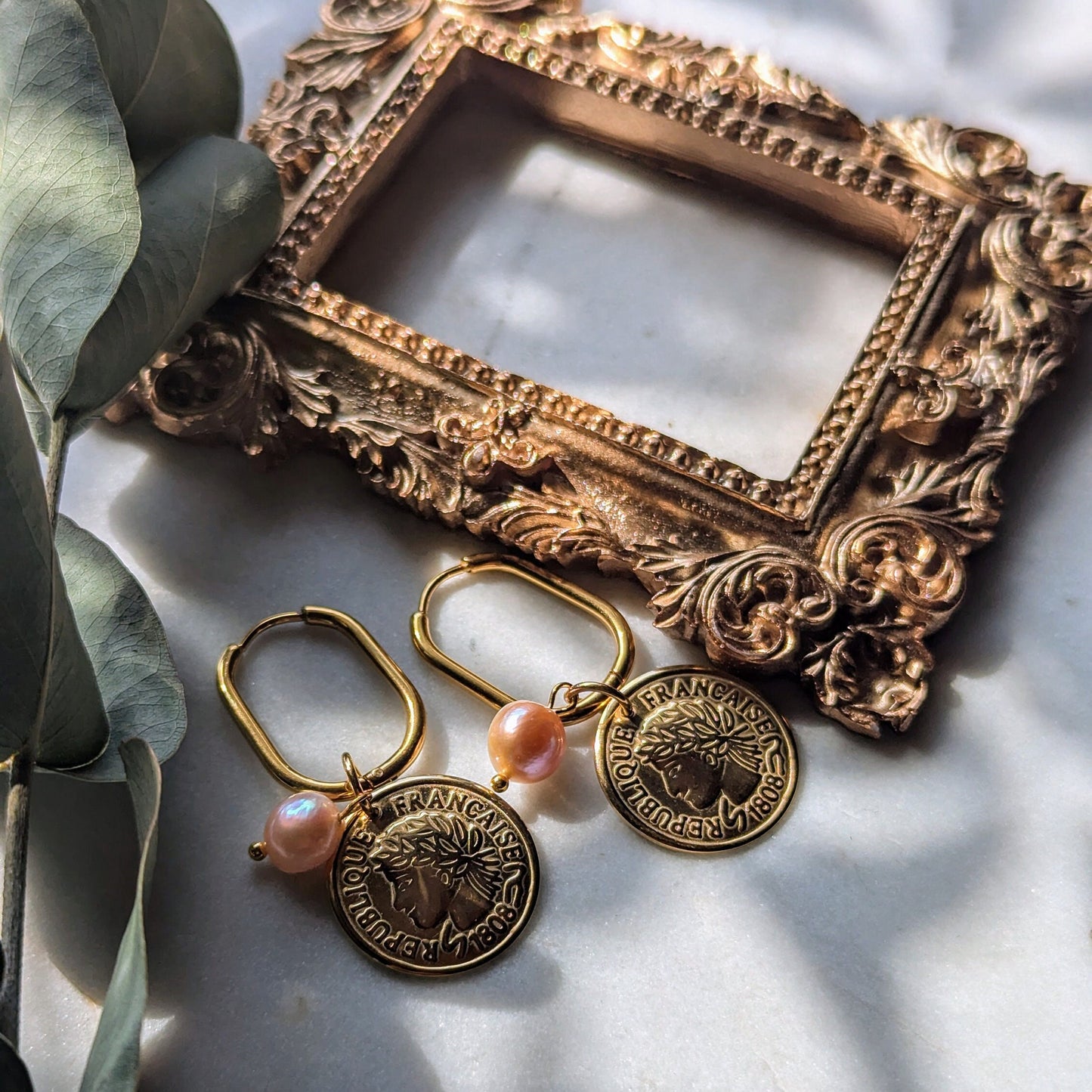 Boucles d'oreilles créoles ovales avec pièce de monnaie antique et perle d'eau douce