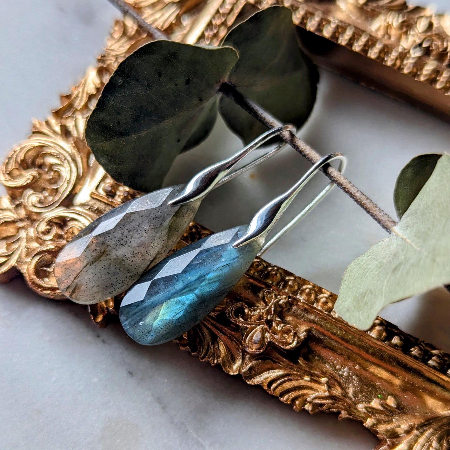 Boucles d'oreilles en labradorite vert-bleu avec crochets en argent 925