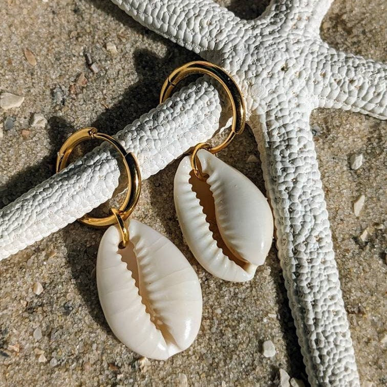 Boucles d'oreilles créoles en acier inoxydable avec coquillages cauris