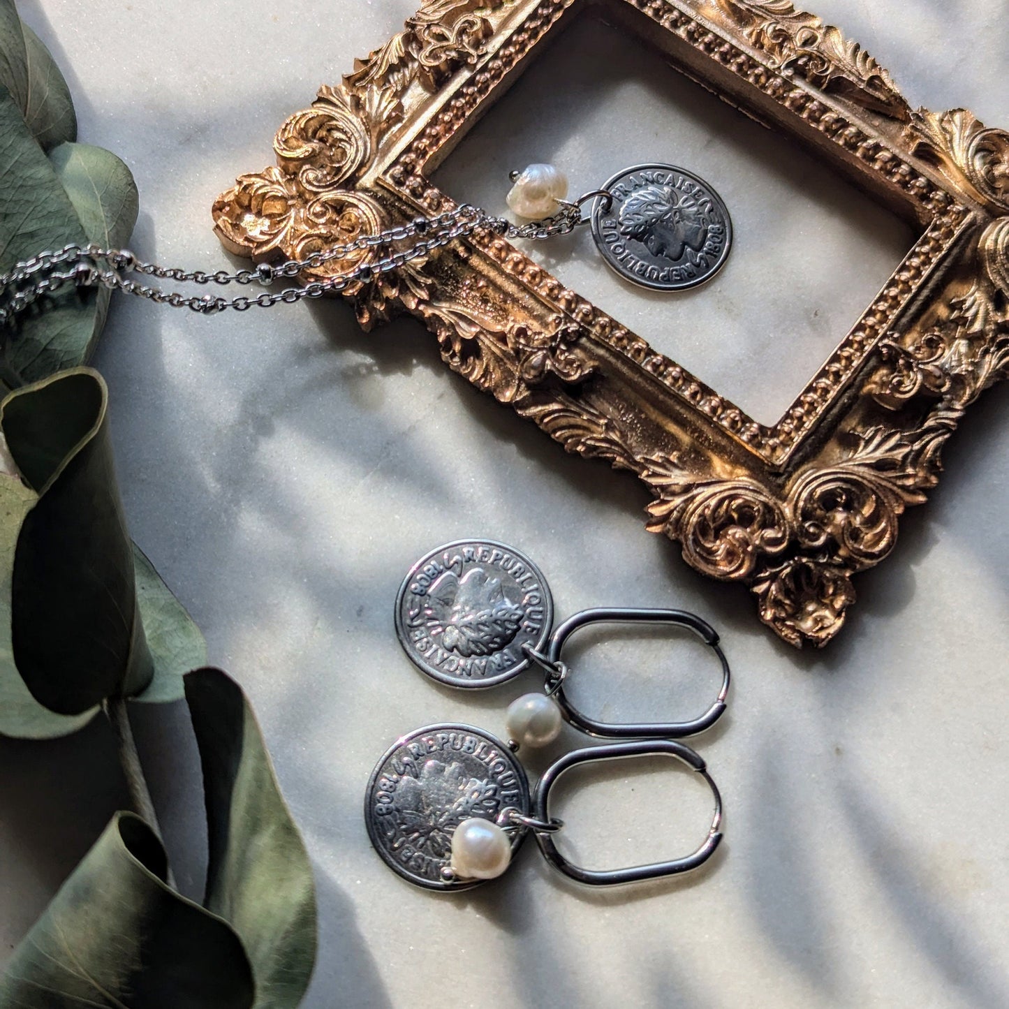 Boucles d'oreilles créoles ovales avec pièce de monnaie antique et perle d'eau douce