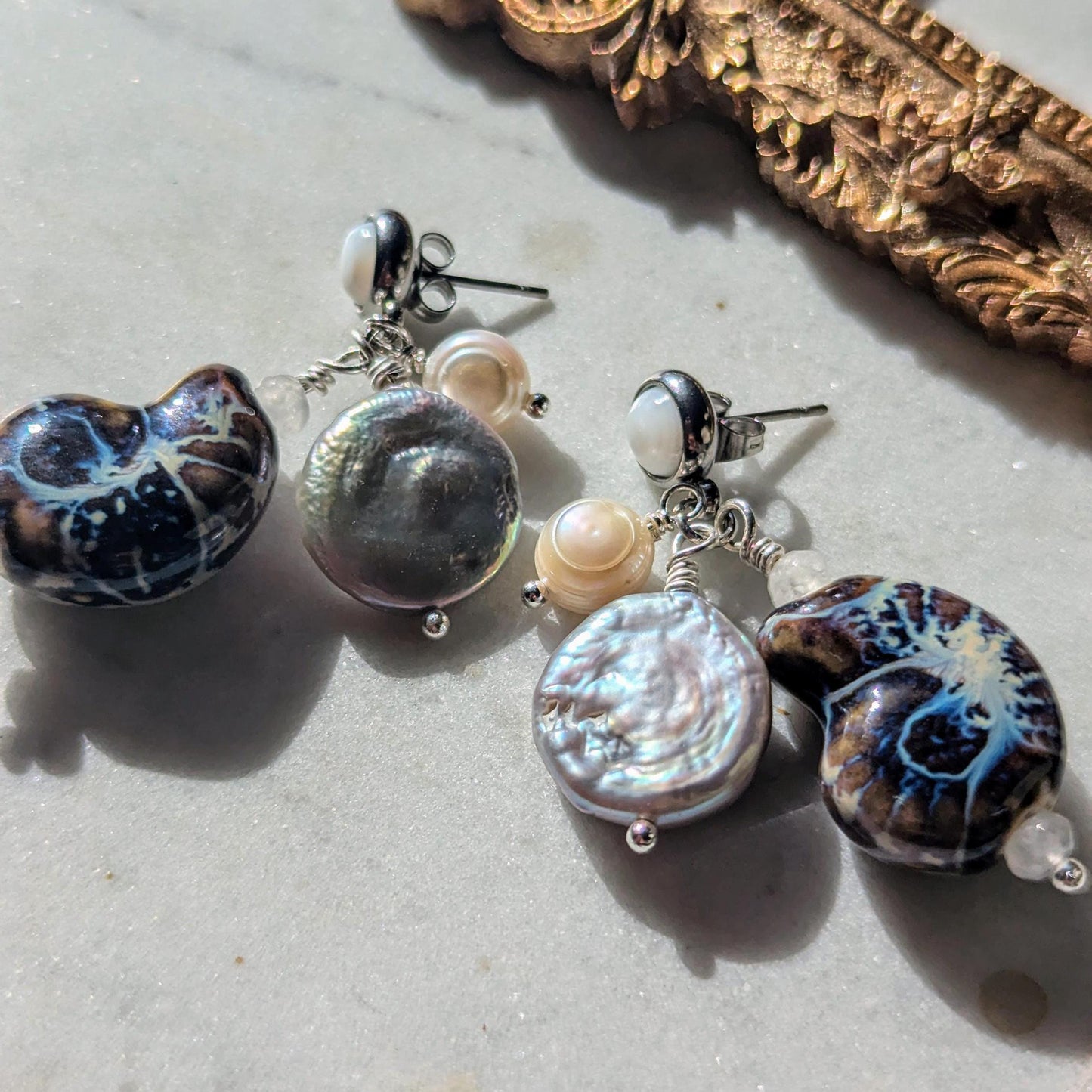Ohrstecker "Ocean Treasure" – Perlmutt, Perlen & Keramik-Ammonit