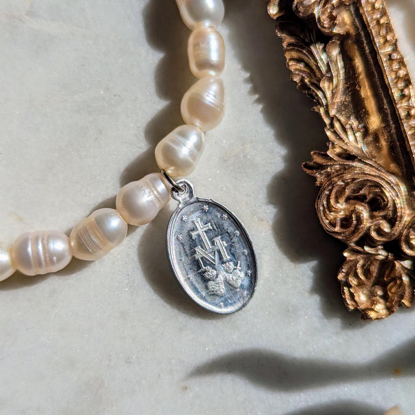 Freshwater pearl bracelet with medal of Saint Mary