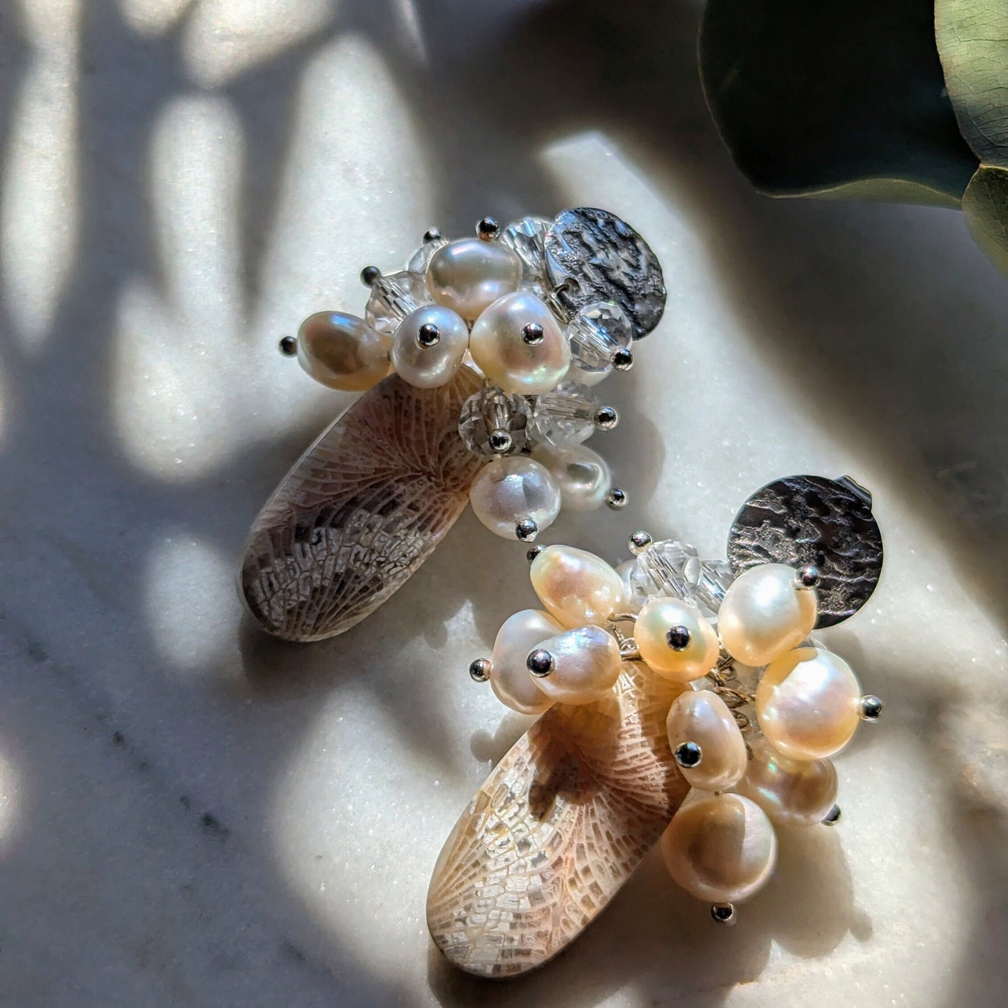 Boucles d'oreilles en grappe avec corail fossile et perles