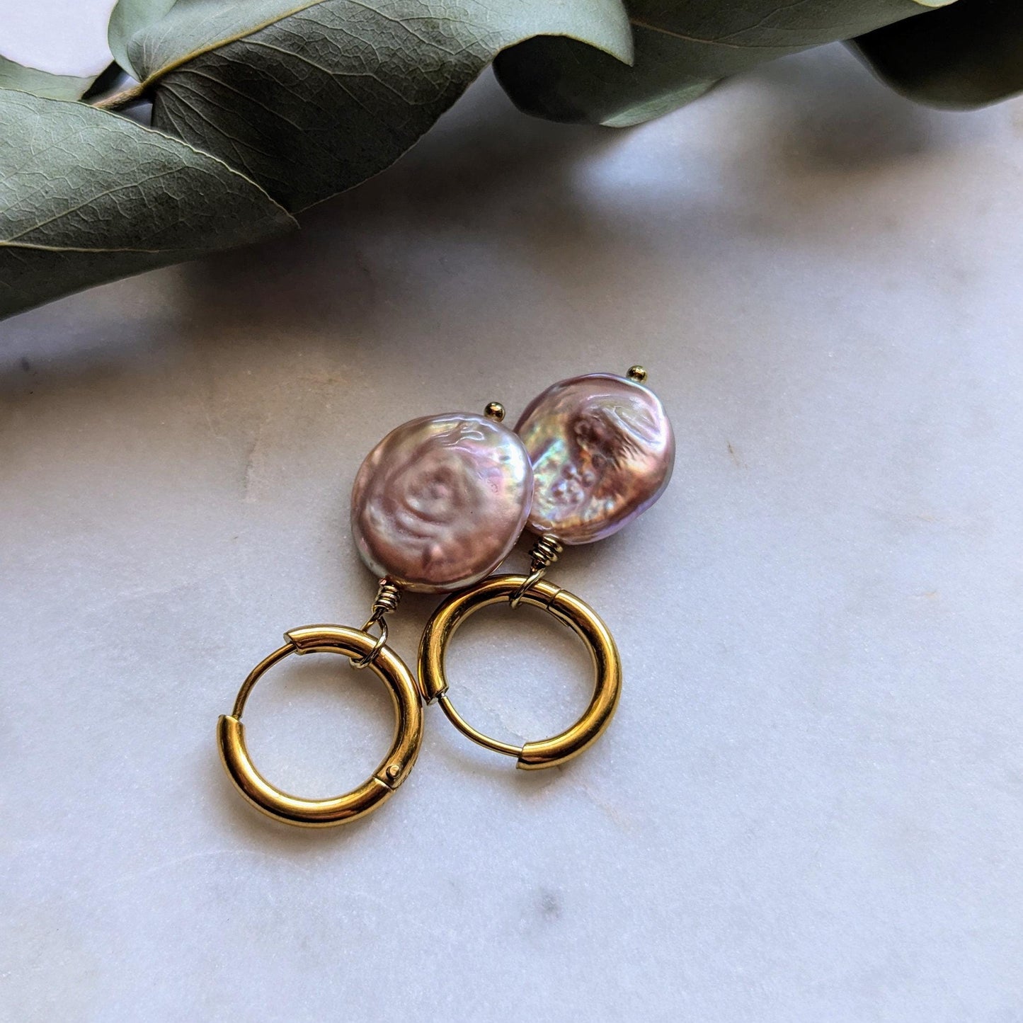 Boucles d'oreilles créoles avec perles baroques colorées