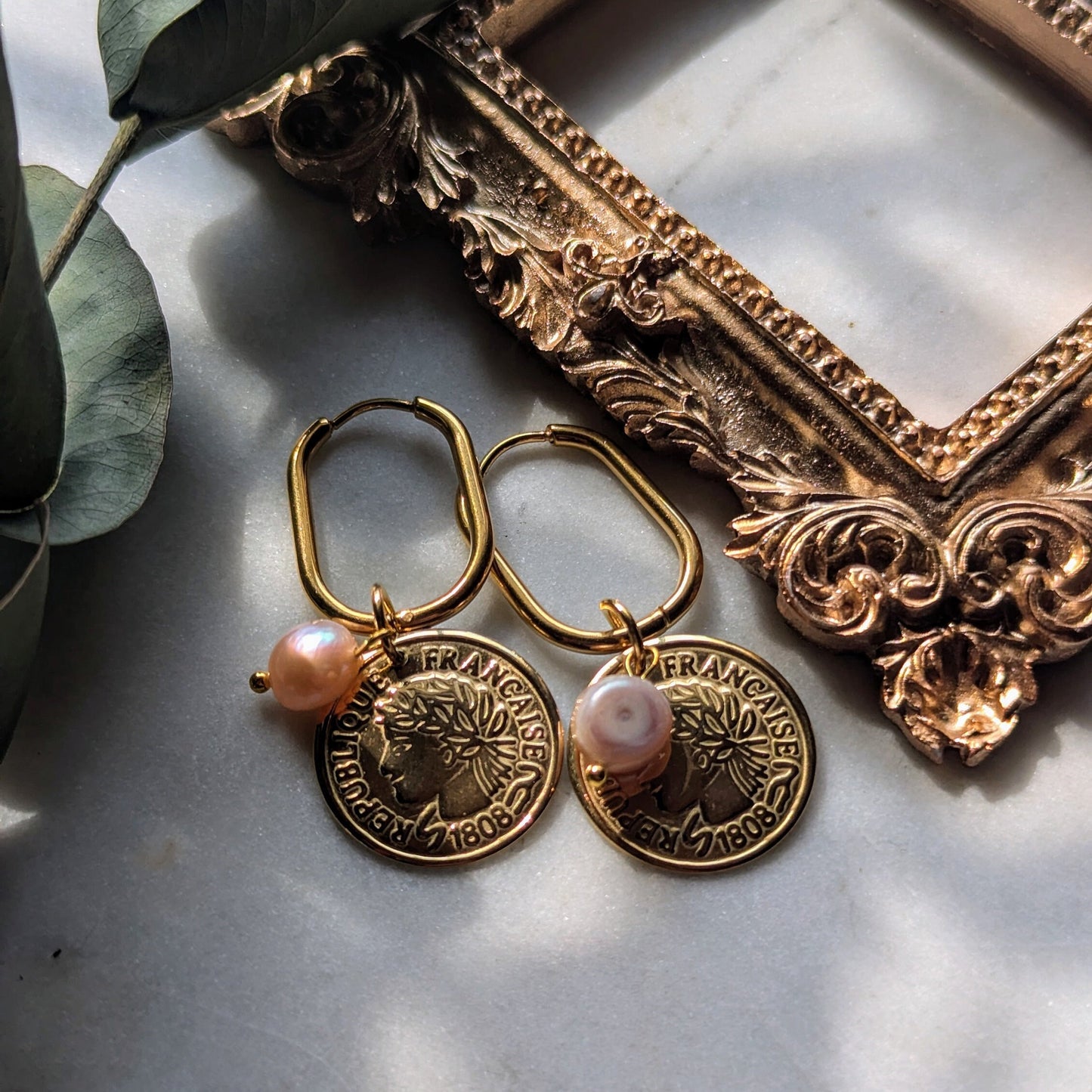 Boucles d'oreilles créoles ovales avec pièce de monnaie antique et perle d'eau douce