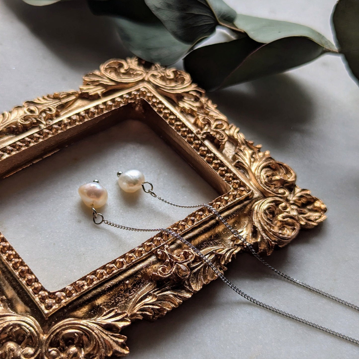 Boucles d'oreilles en fil avec perles d'eau douce de différentes couleurs