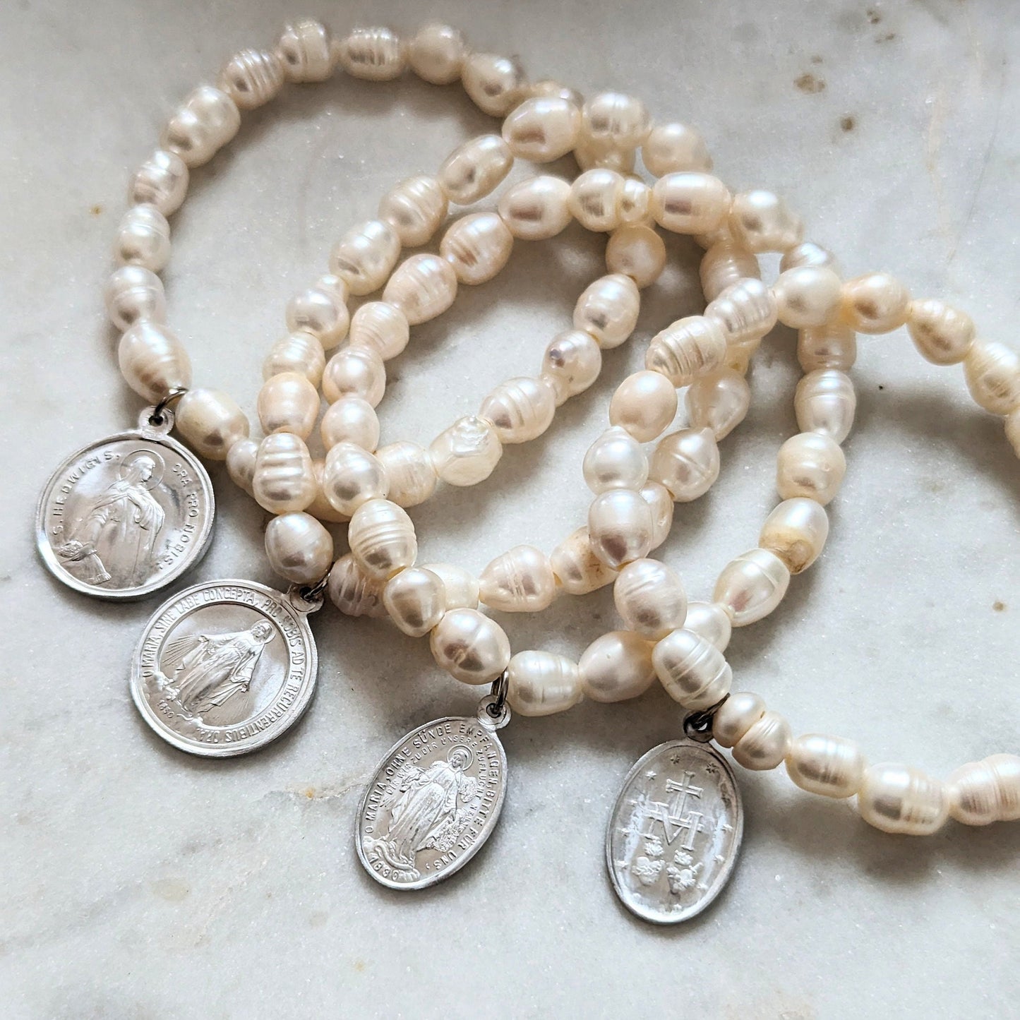 Freshwater pearl bracelet with medal of Saint Mary
