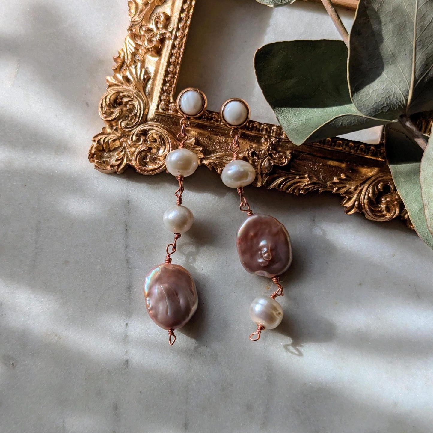 Boucles d'oreilles asymétriques avec diverses perles d'eau douce et nacre