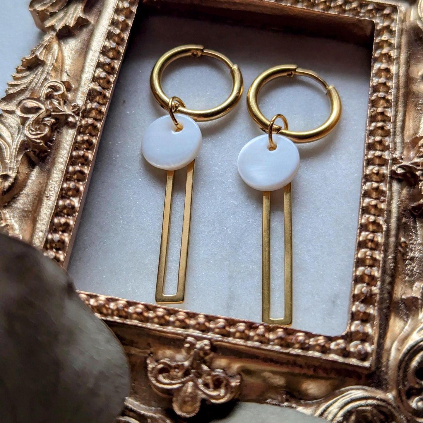 Boucles d'oreilles créoles "Géométrie" - créoles en acier inoxydable avec pendentifs en acier inoxydable et nacre