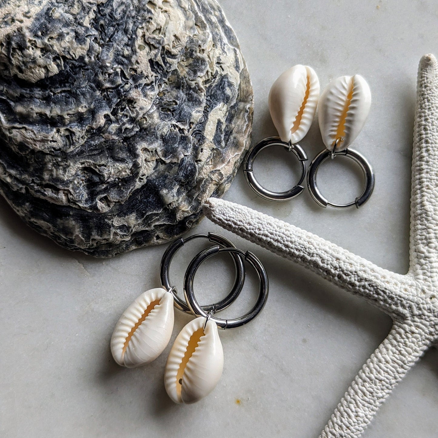 Boucles d'oreilles créoles en acier inoxydable avec coquillages cauris