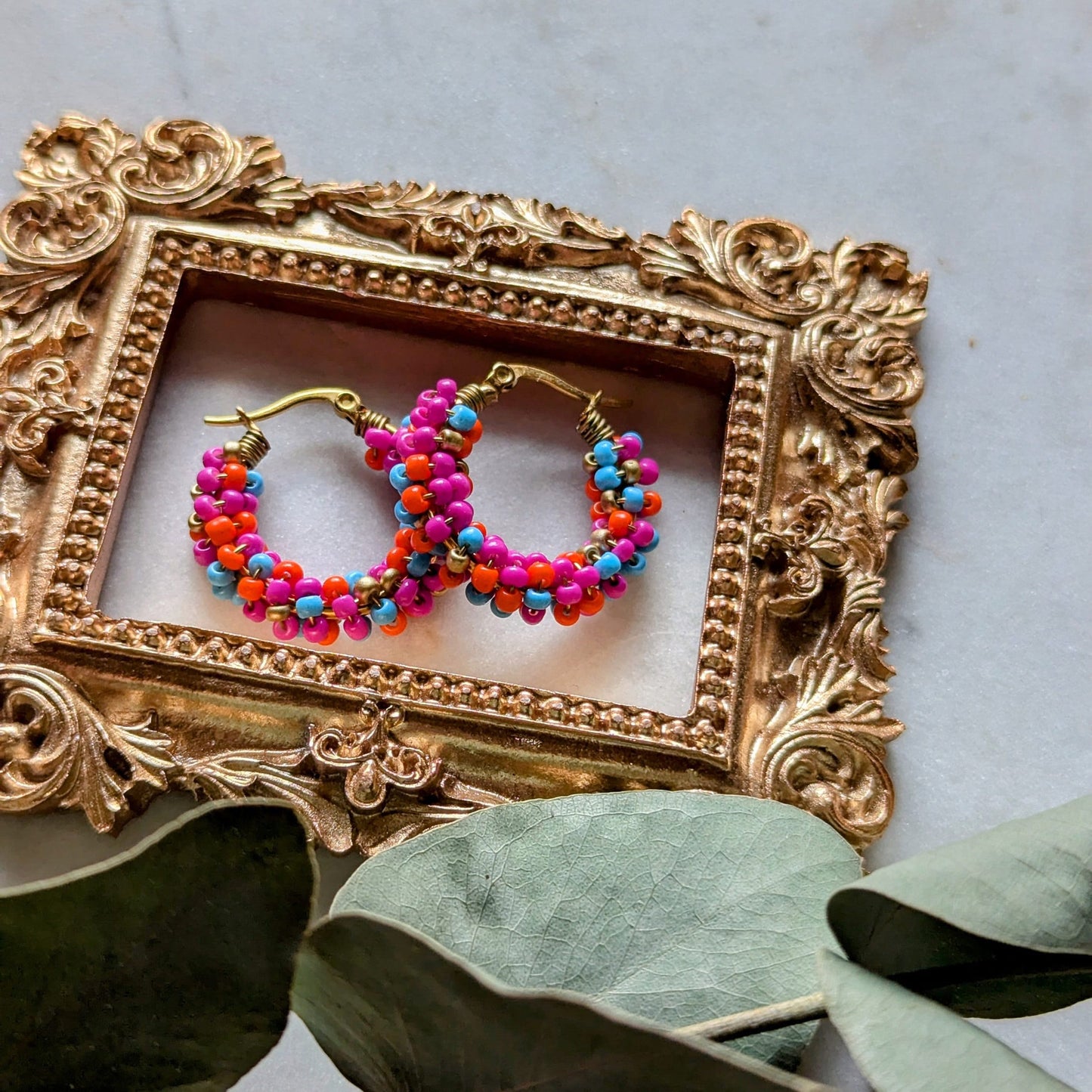 Color Wraps Creolen "Carnival Glow" – Gold & Bunte Rocailles