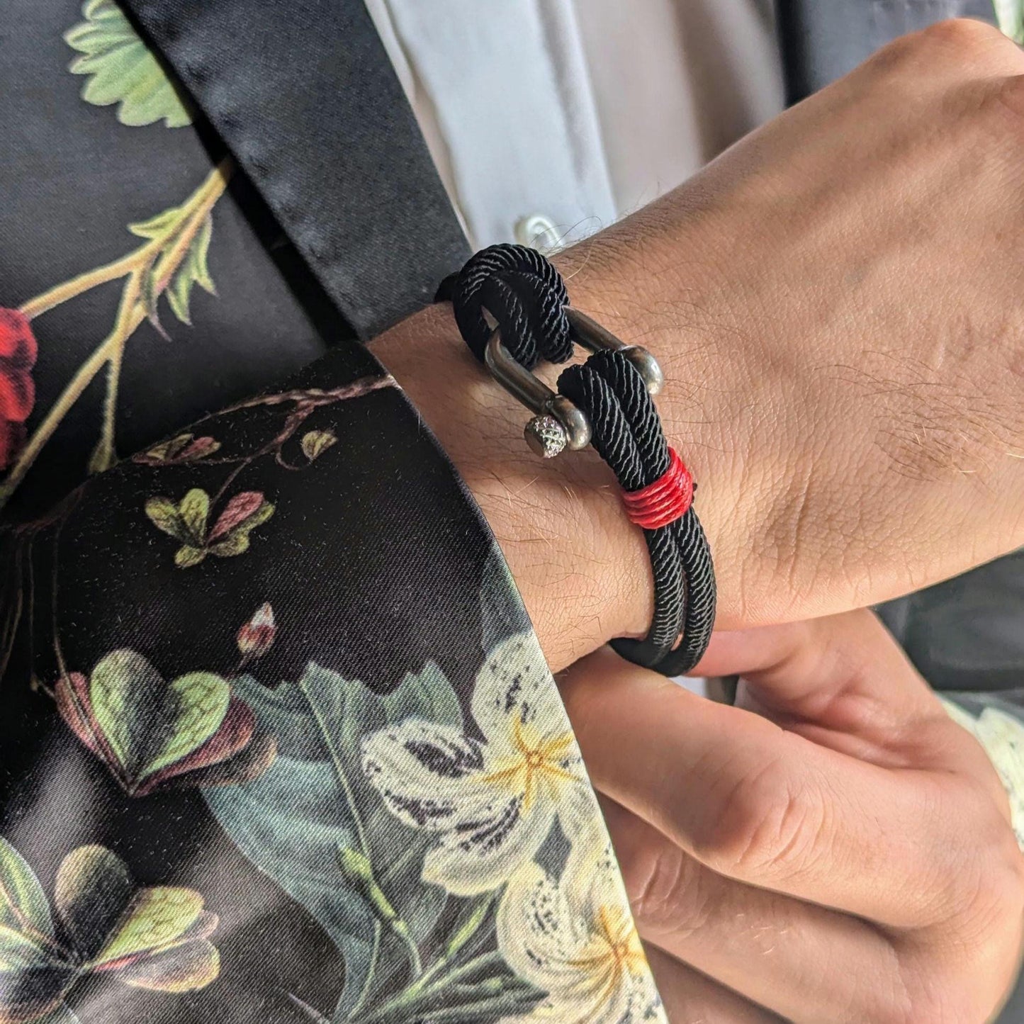 Masculine rope bracelet with stainless steel shackle