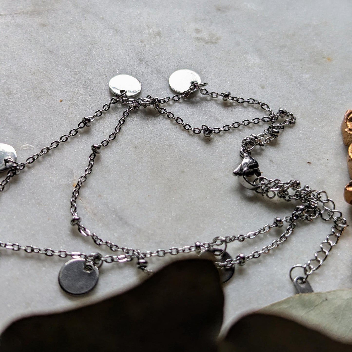 Bracelet de cheville en acier inoxydable avec pendentifs en forme de pièces de monnaie
