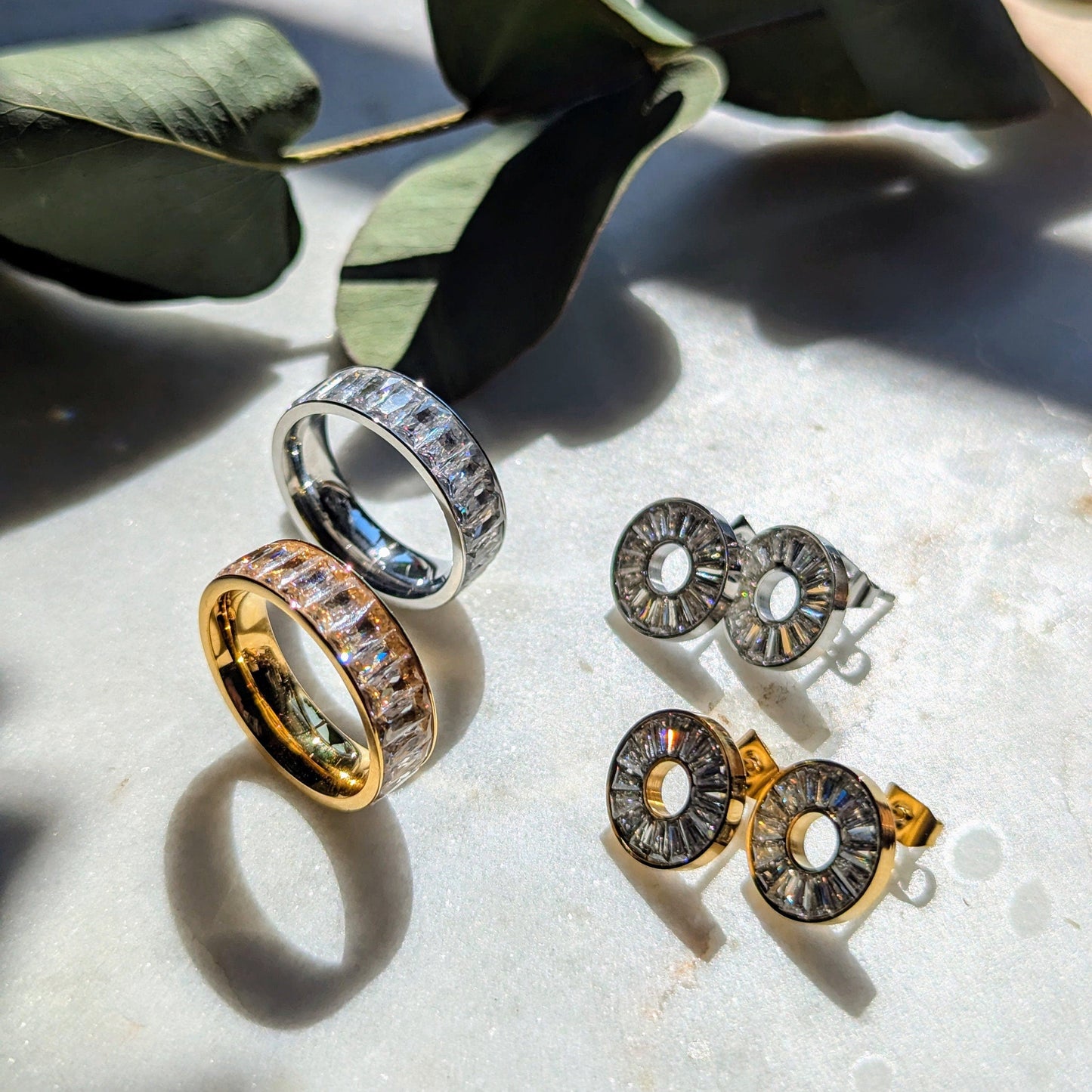 Ohrstecker und Ringe aus Edelstahl mit klarem Zirkonia