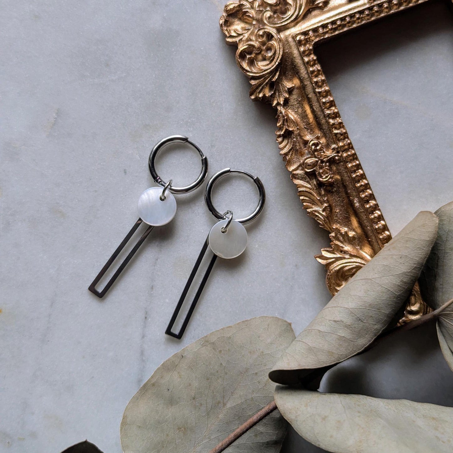 Boucles d'oreilles créoles "Géométrie" - créoles en acier inoxydable avec pendentifs en acier inoxydable et nacre