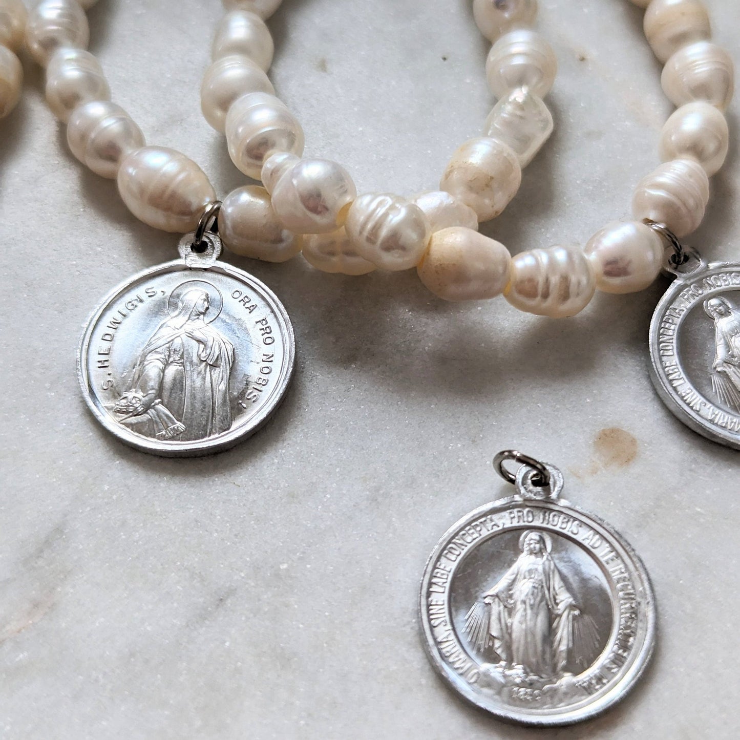 Freshwater pearl bracelet with medal of Saint Mary