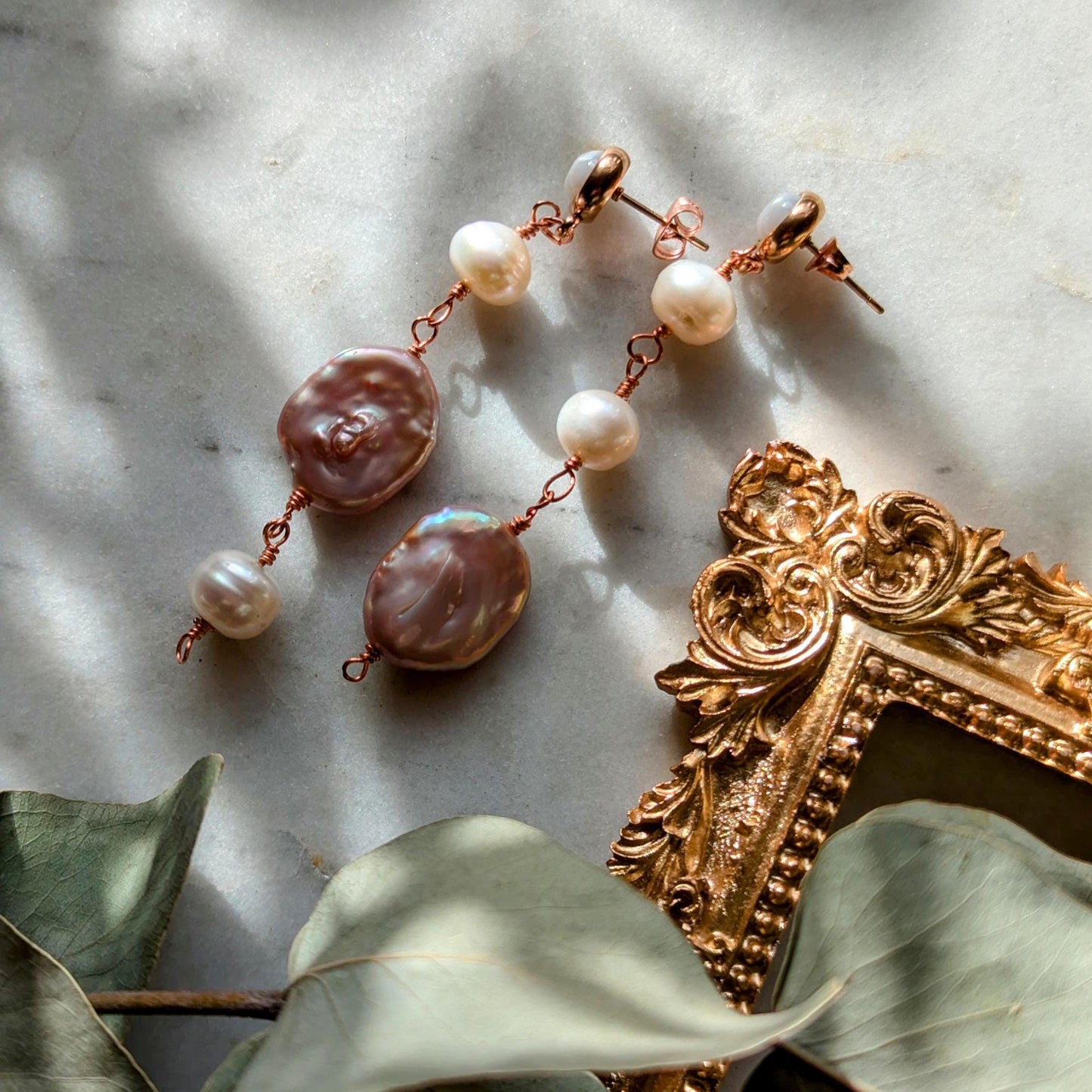 Boucles d'oreilles asymétriques avec diverses perles d'eau douce et nacre