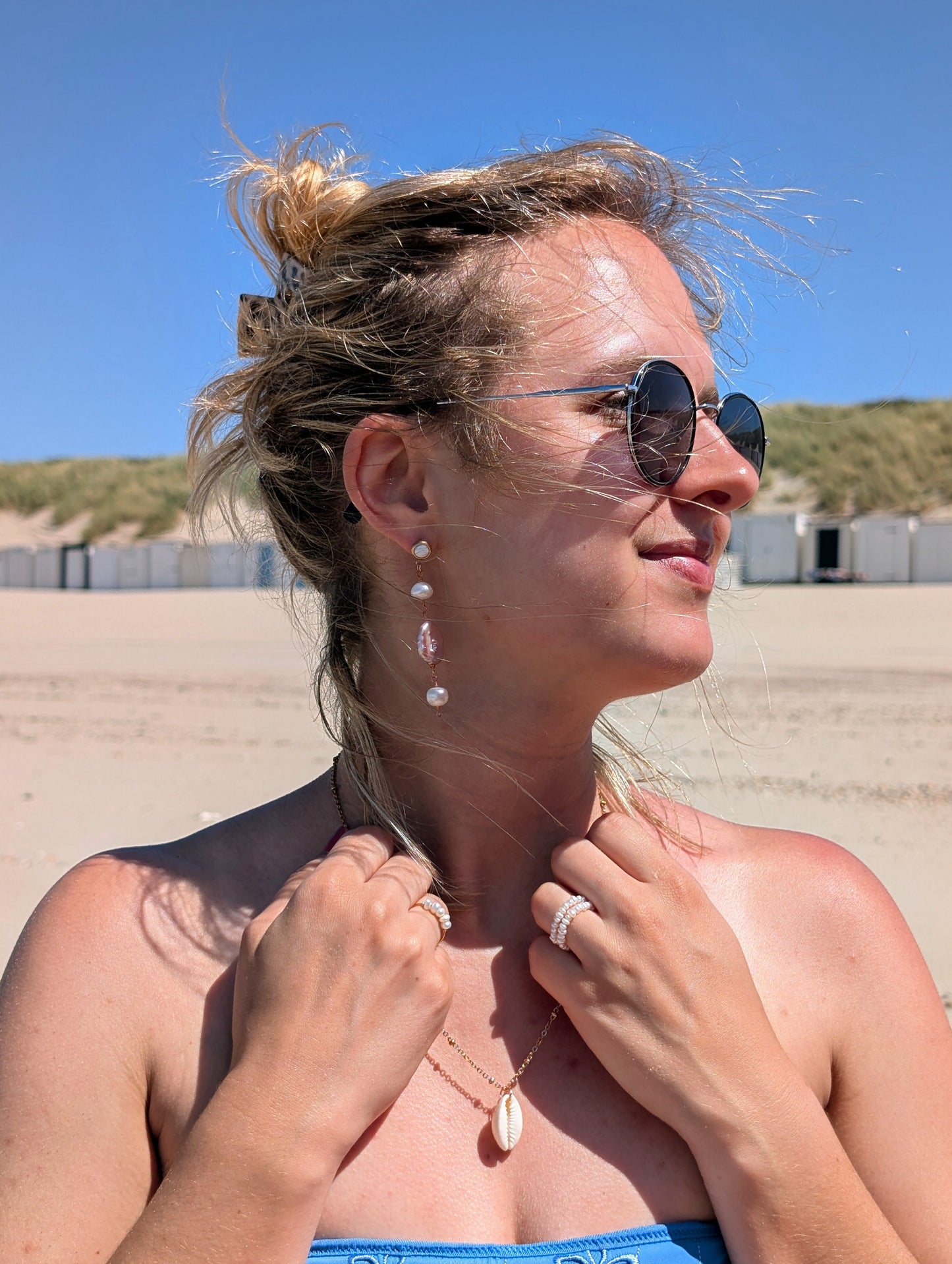 Boucles d'oreilles asymétriques avec diverses perles d'eau douce et nacre