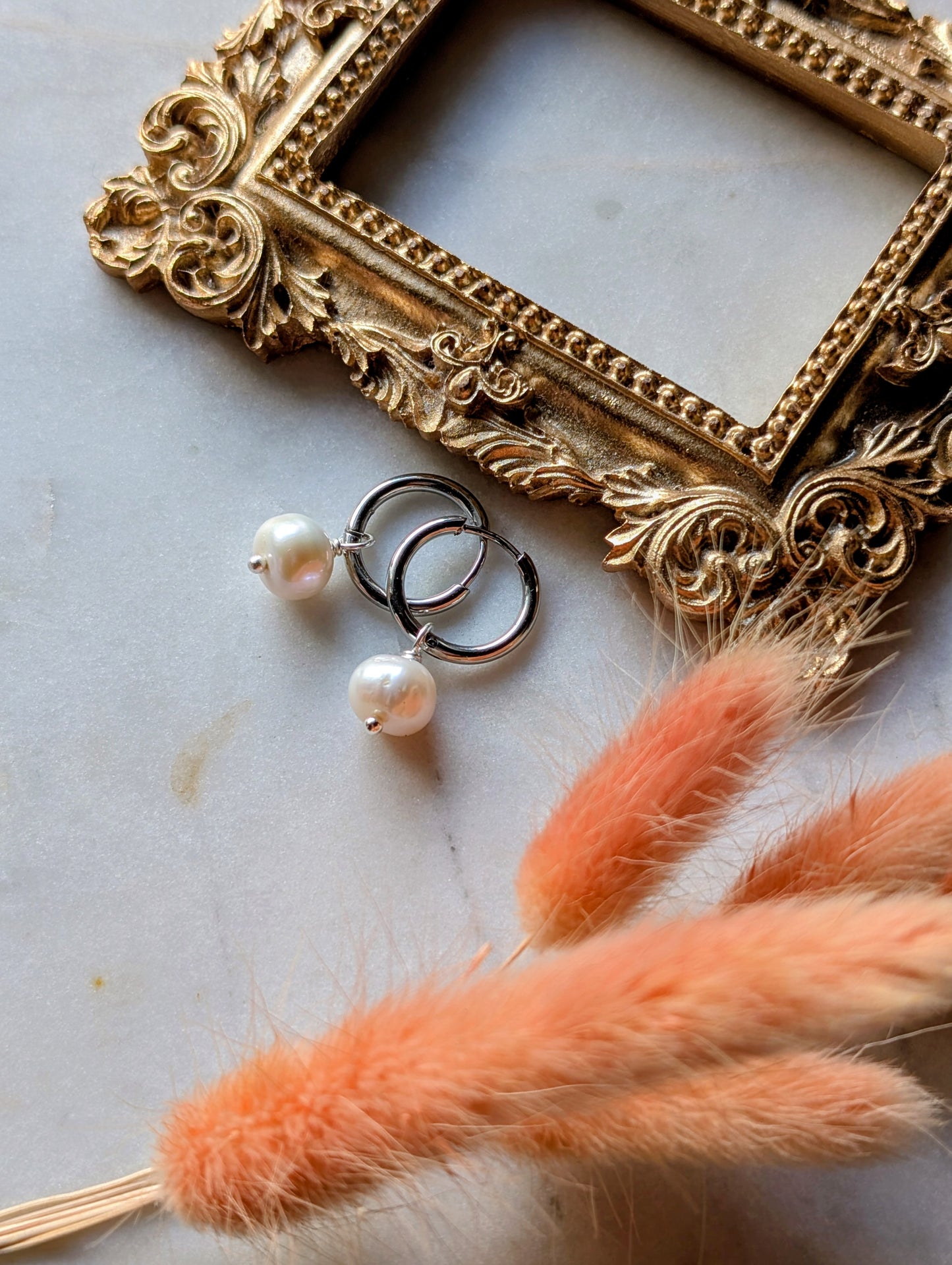 Audrey Pearl Hoops – Edelstahl Creolen mit Süßwasserperlen