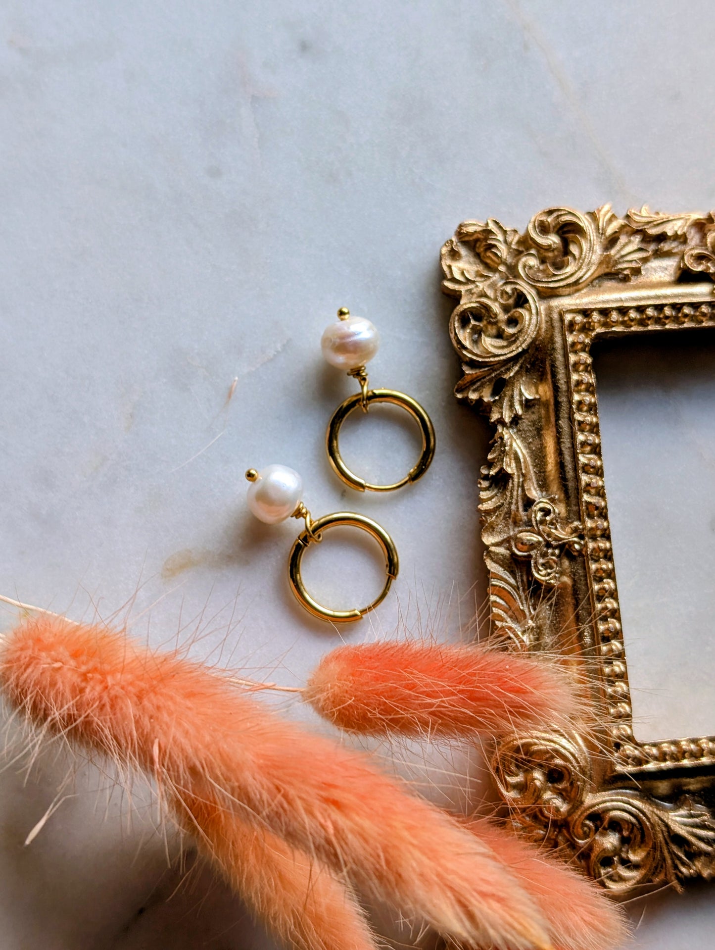 Audrey Pearl Hoops – Edelstahl Creolen mit Süßwasserperlen