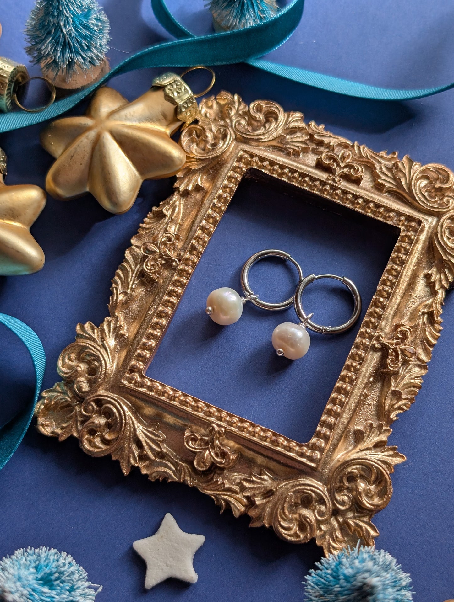 Audrey Pearl Hoops – Edelstahl Creolen mit Süßwasserperlen