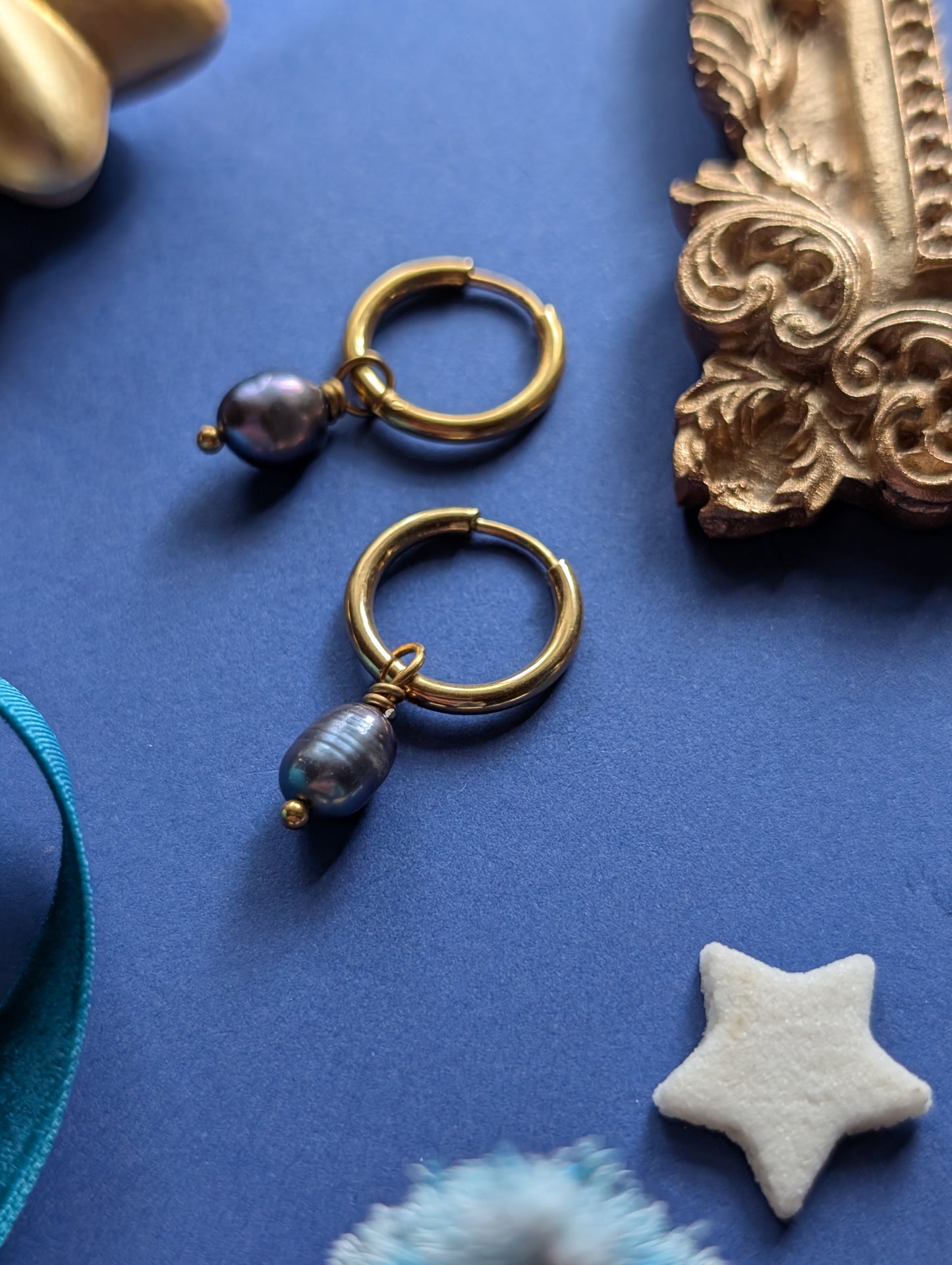 Midnight Pearl - Edelstahl Creolen mit schwarz-blauen Süßwasserperlen