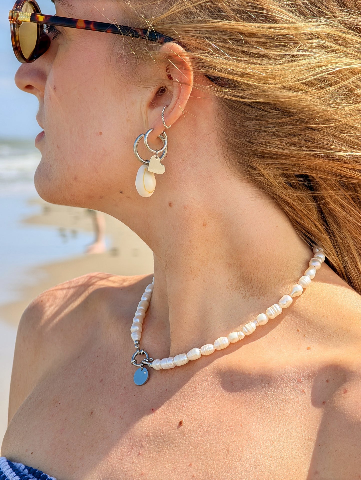 Boucles d'oreilles créoles en acier inoxydable avec coquillages cauris
