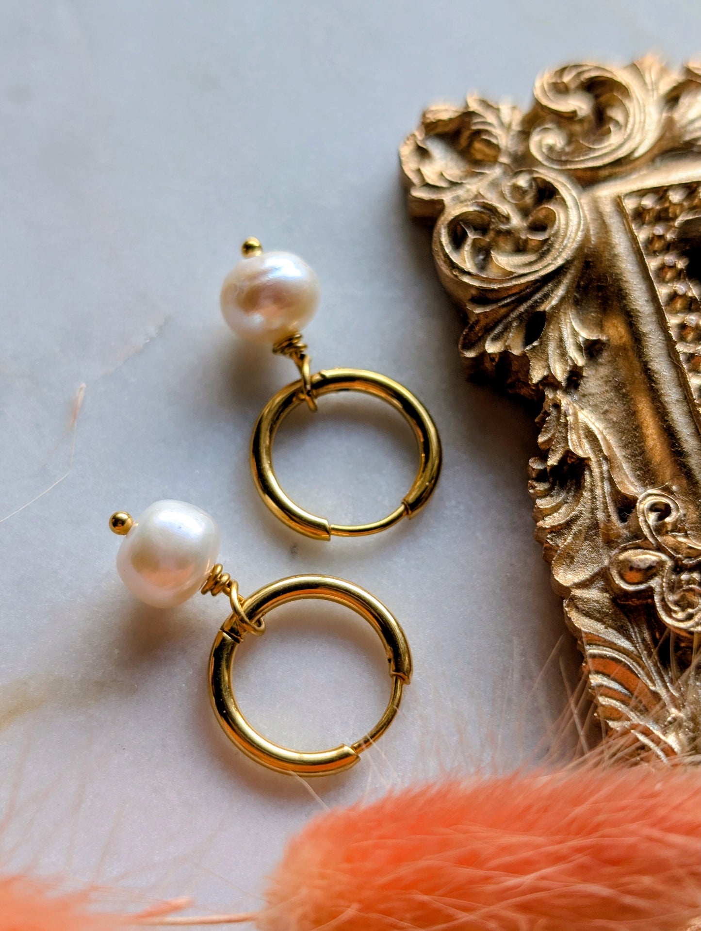 Audrey Pearl Hoops – Edelstahl Creolen mit Süßwasserperlen