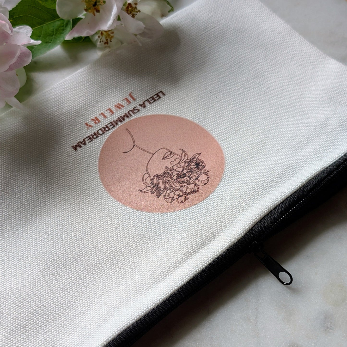 Handliche Mini-Pouch aus Canvas mit Leela Summerdream | Jewelry Logo
